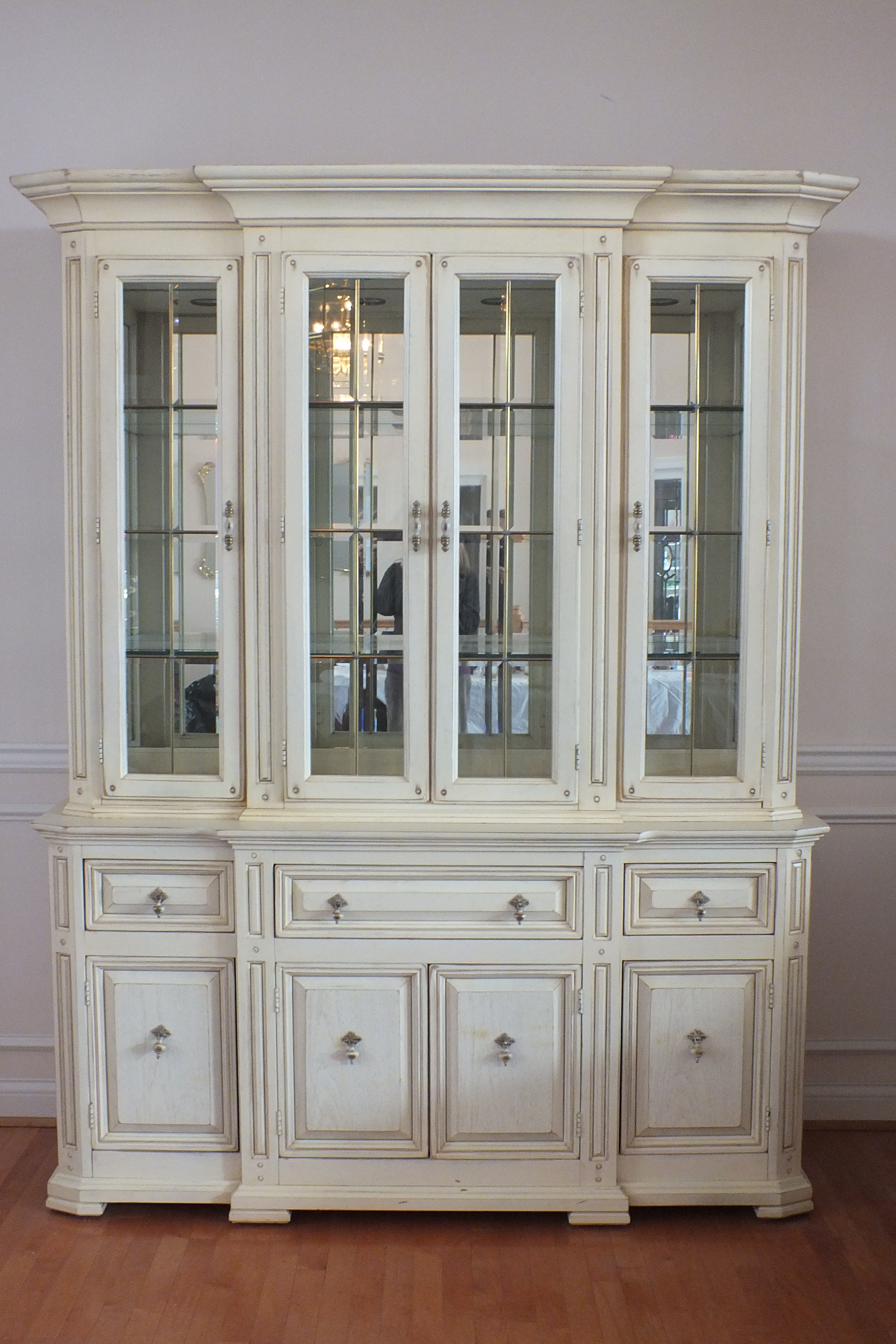 Traditional Thomasville China cabinet