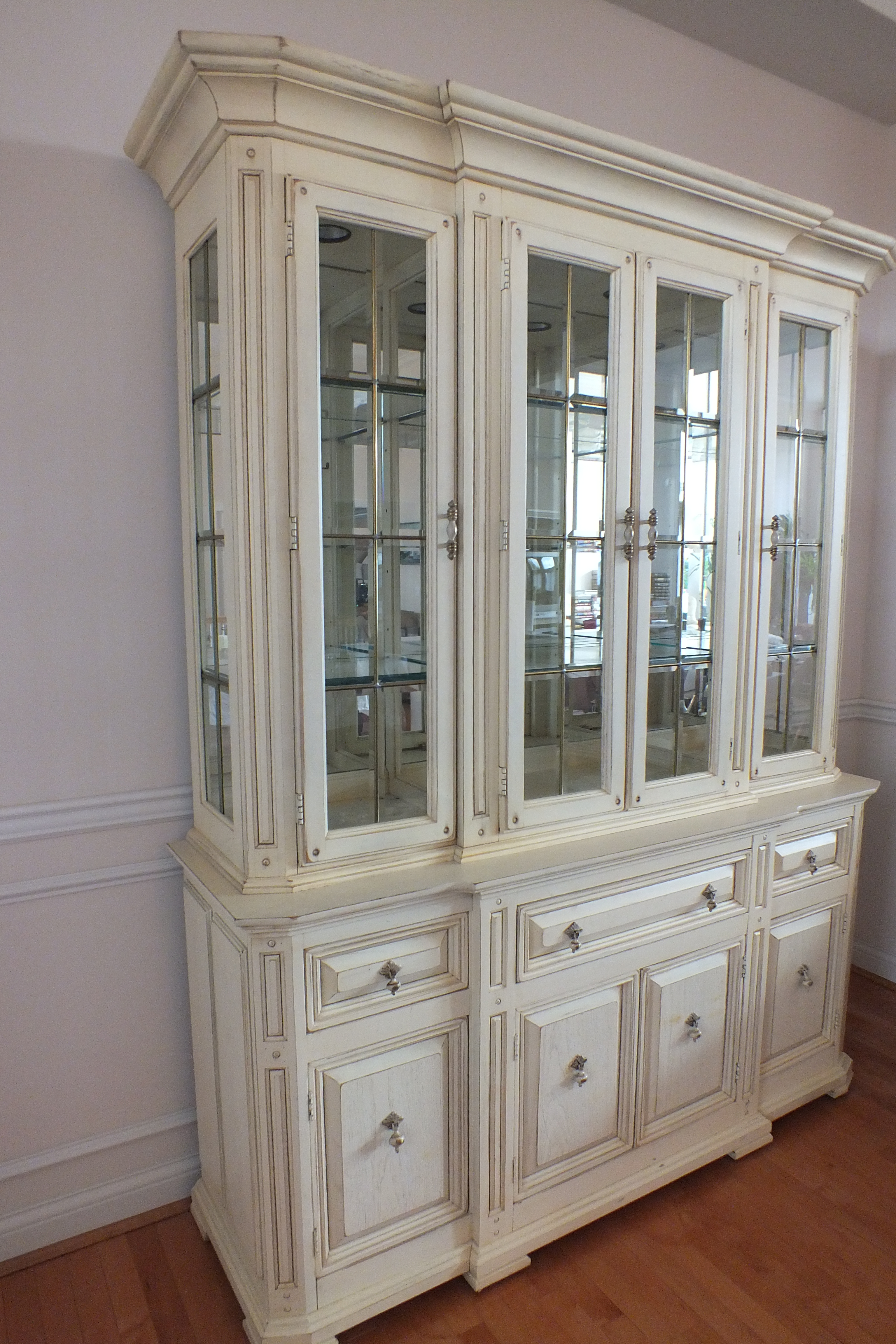 Traditional Thomasville China cabinet