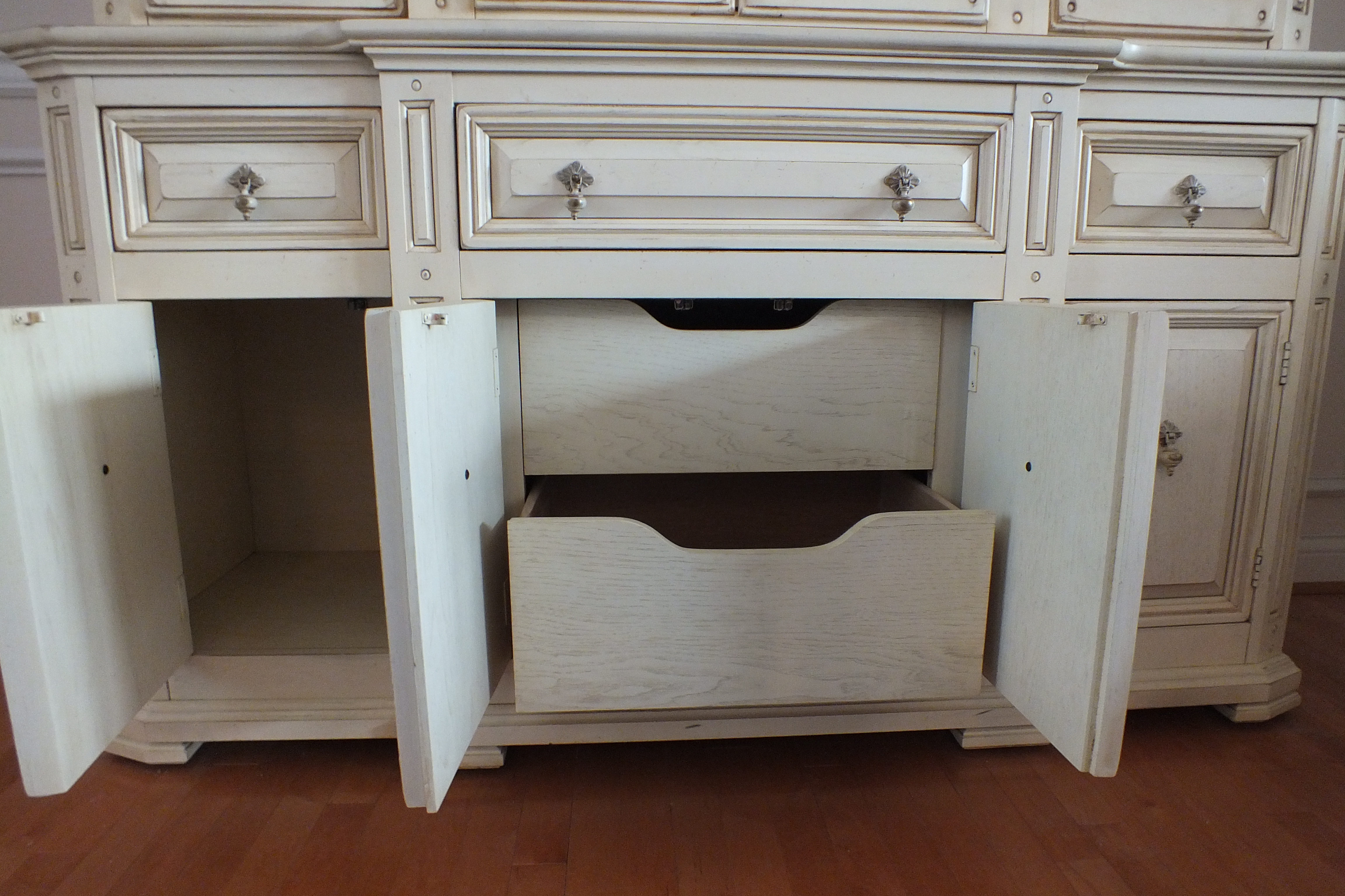 Traditional Thomasville China cabinet