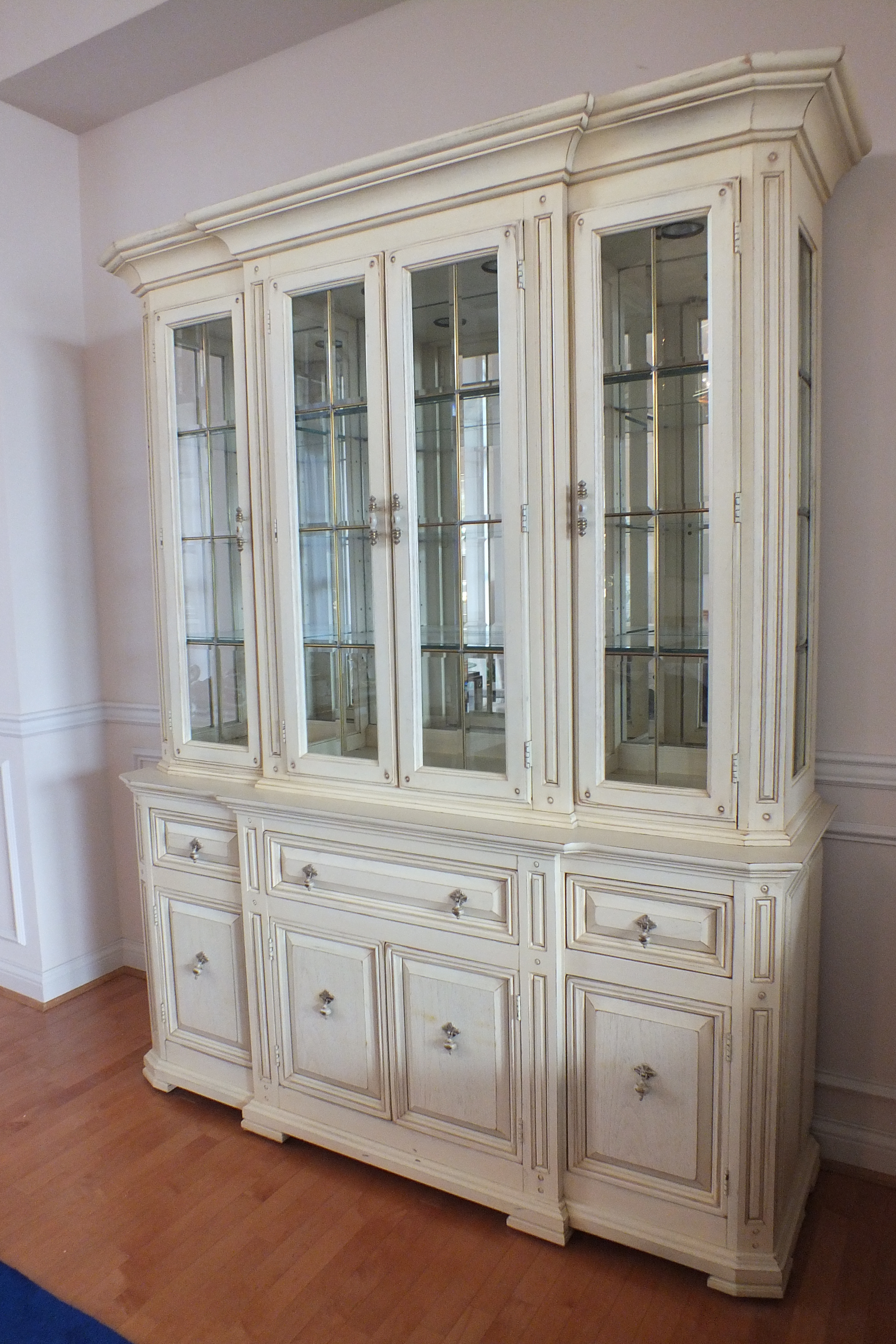 Traditional Thomasville China cabinet