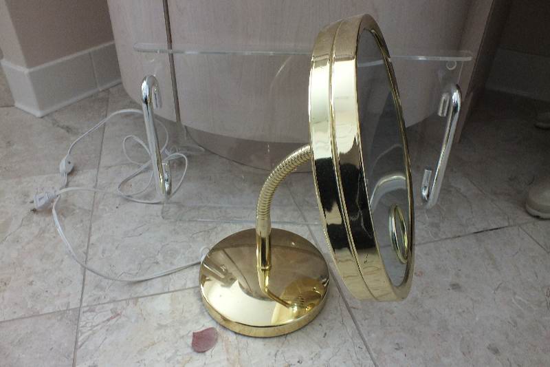 Portable magnifying mirror