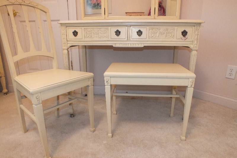 An Italianate style vanity / dressing table with two center dovetail constructed drawers detailed with carved swags and bows