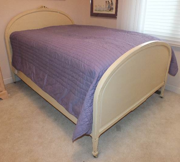 An Italianate style full size head board and foot board, both are designed with a lovely sloping arch