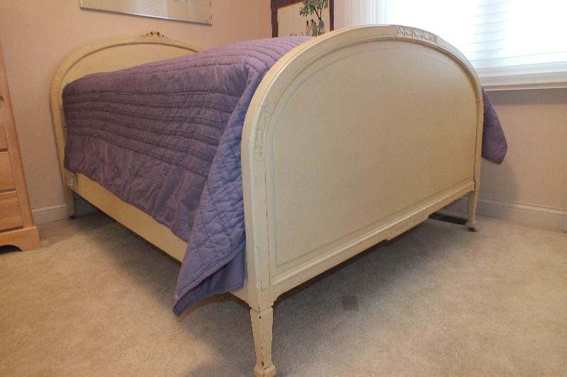 An Italianate style full size head board and foot board, both are designed with a lovely sloping arch