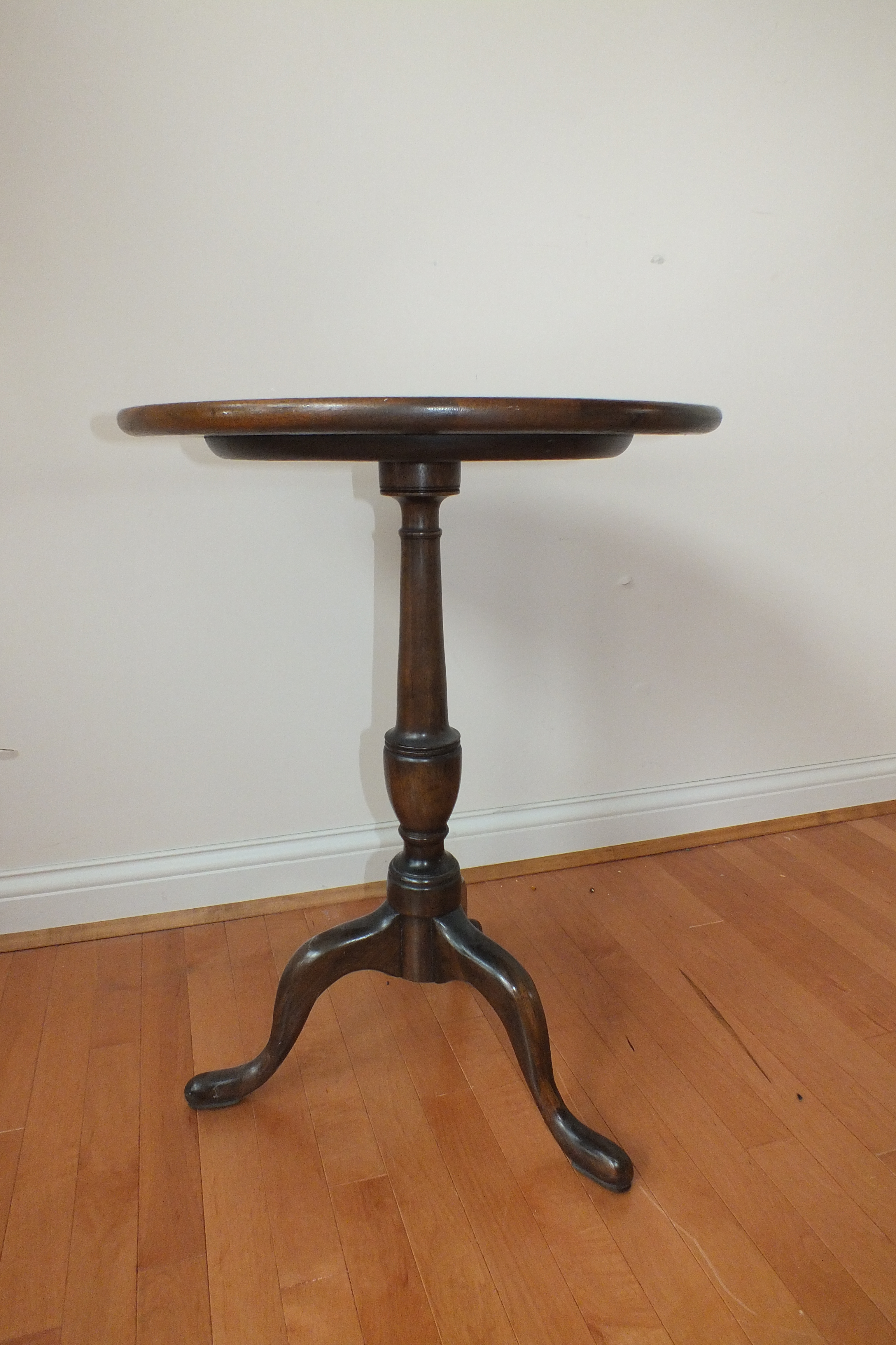 A Henkle Harris Early American walnut tripod table 