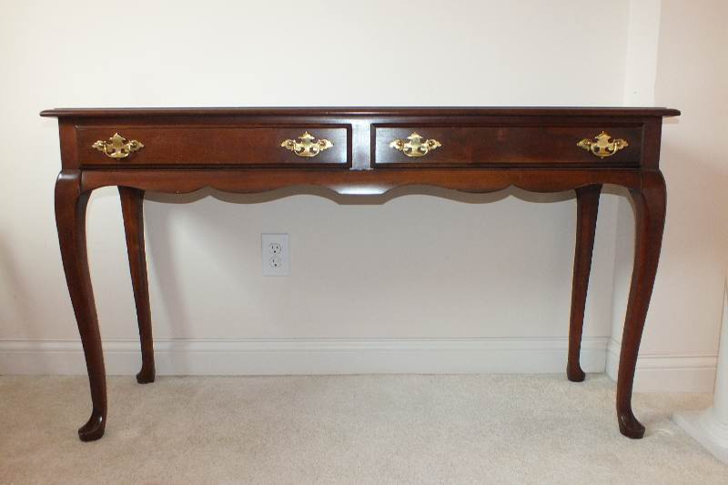 An American Queen Anne style cherry veneer sofa table from Verbargs made by Superior