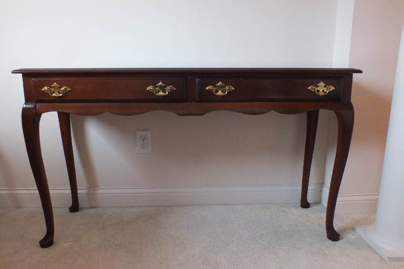 An American Queen Anne style cherry veneer sofa table from Verbargs made by Superior