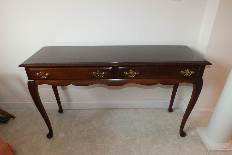 An American Queen Anne style cherry veneer sofa table from Verbargs made by Superior