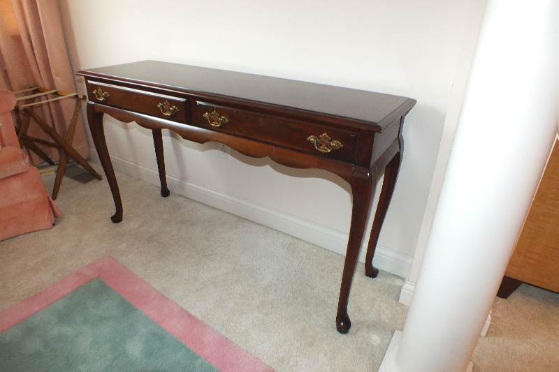 An American Queen Anne style cherry veneer sofa table from Verbargs made by Superior