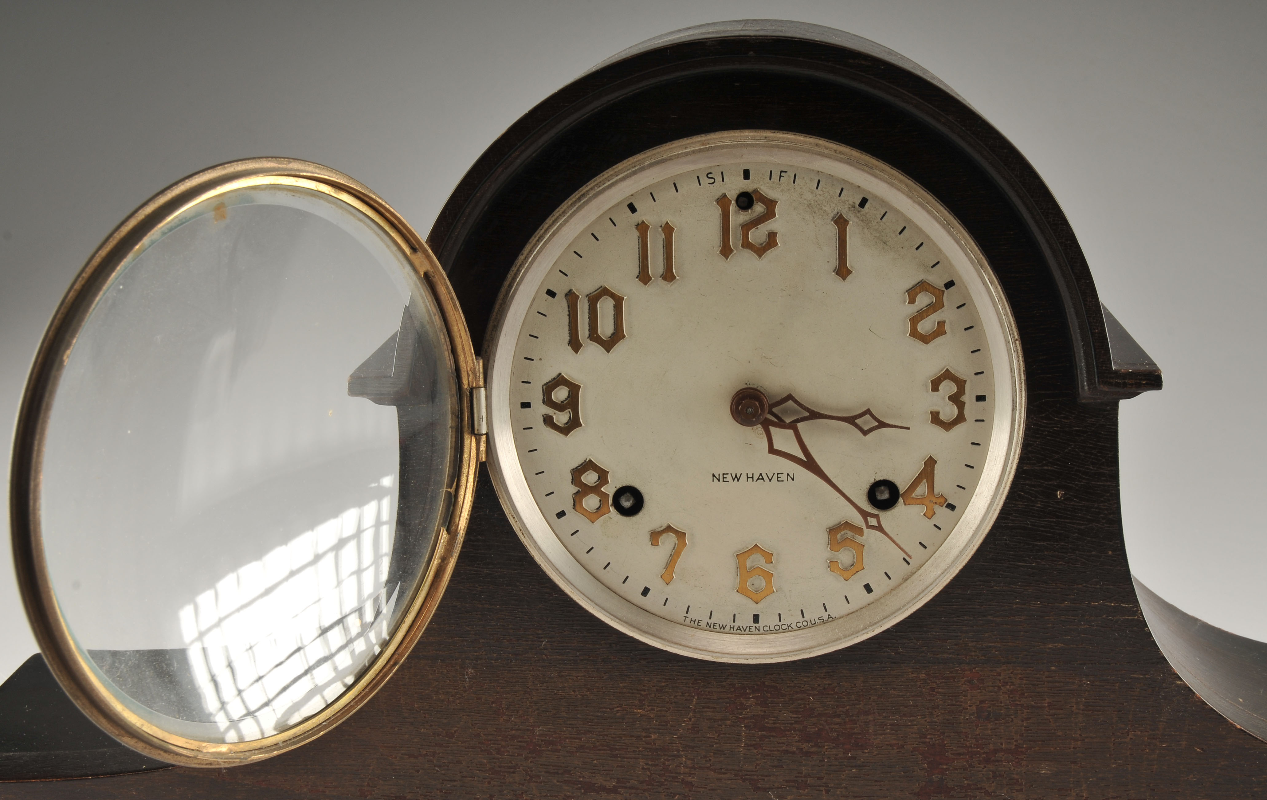 Antique Mahogany New Haven Clock Co. Mantel Clock