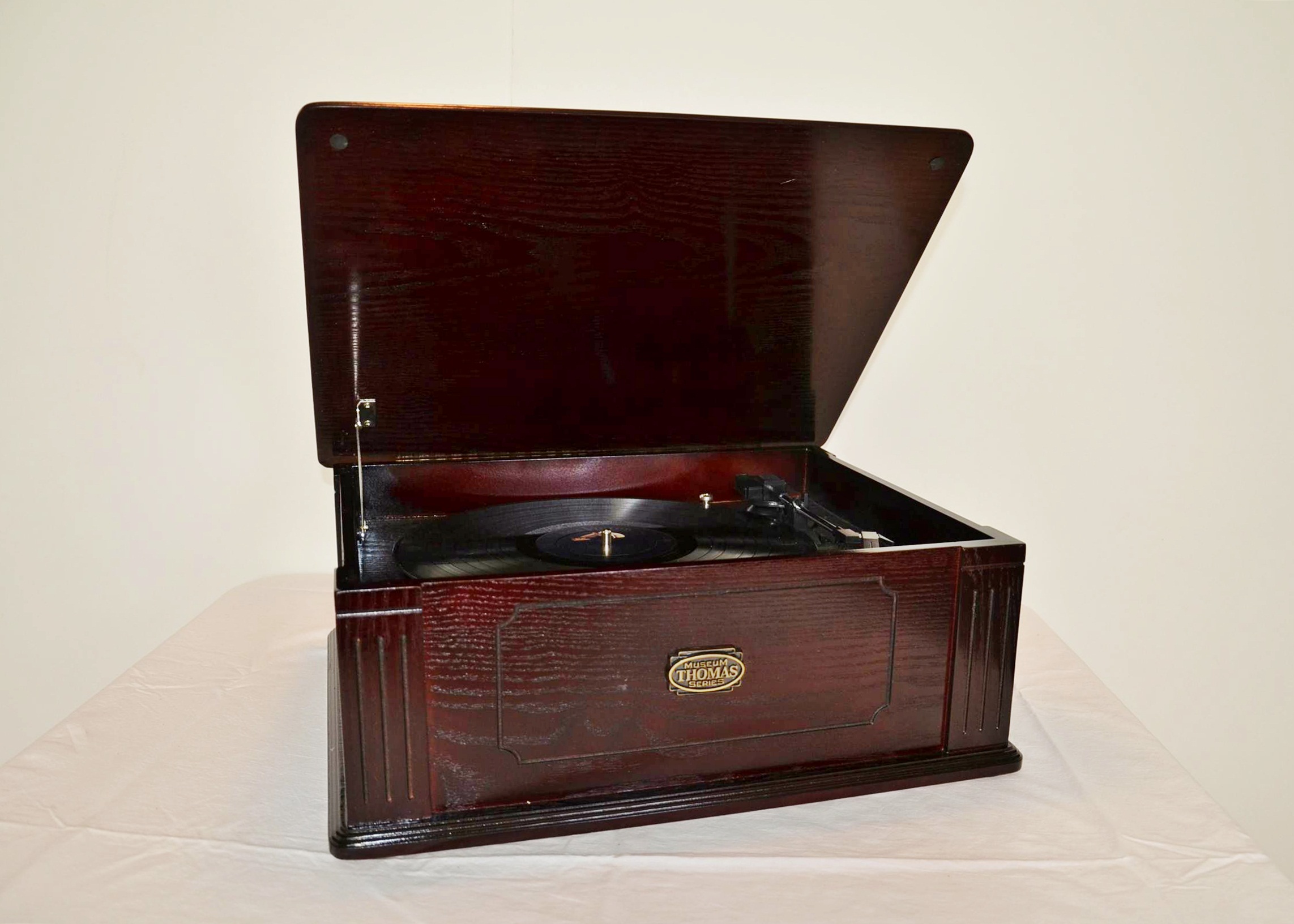 Thomas Collector's Edition, Model TPC-747, turntable record player.