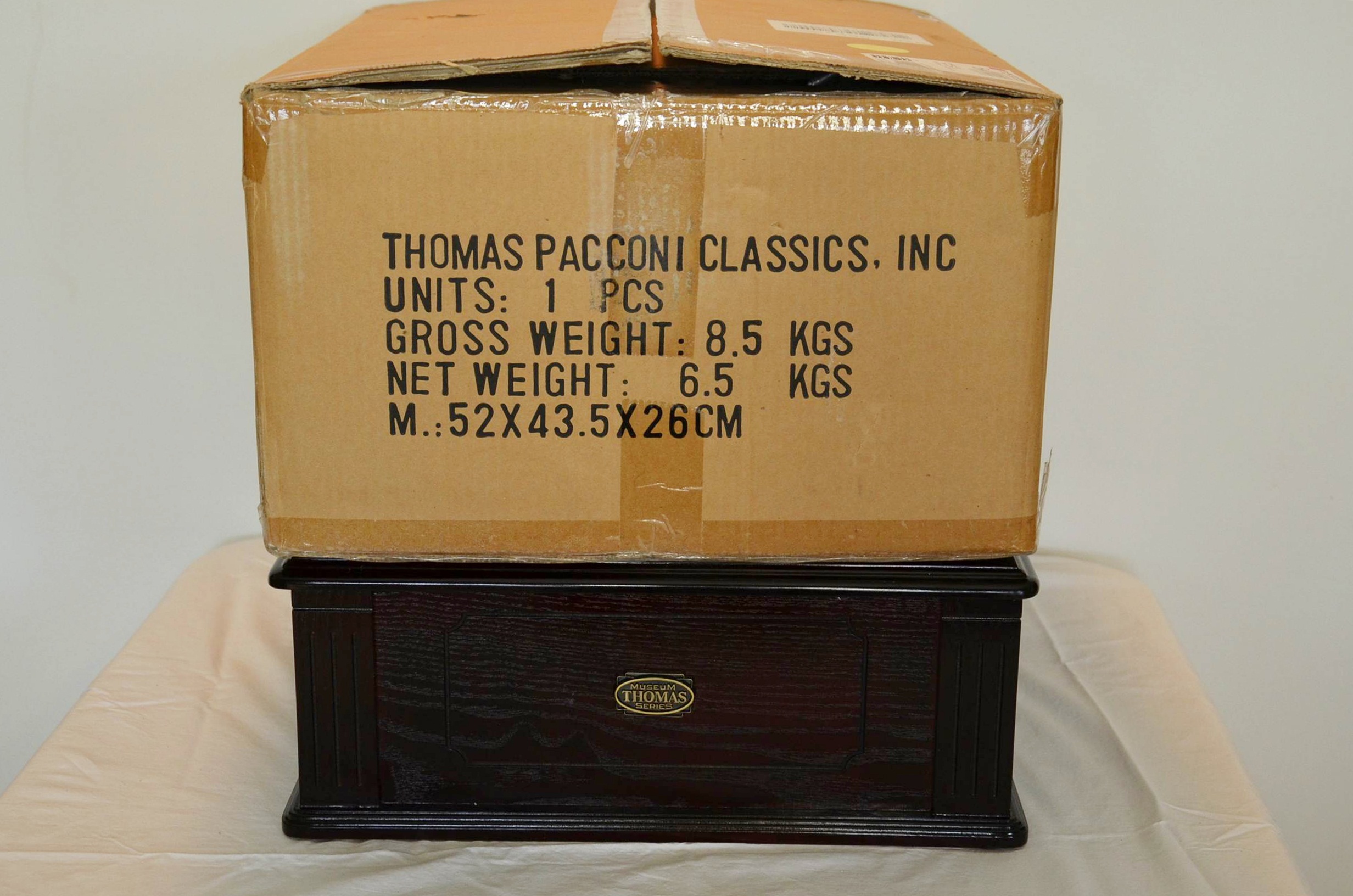 Thomas Collector's Edition, Model TPC-747, turntable record player.