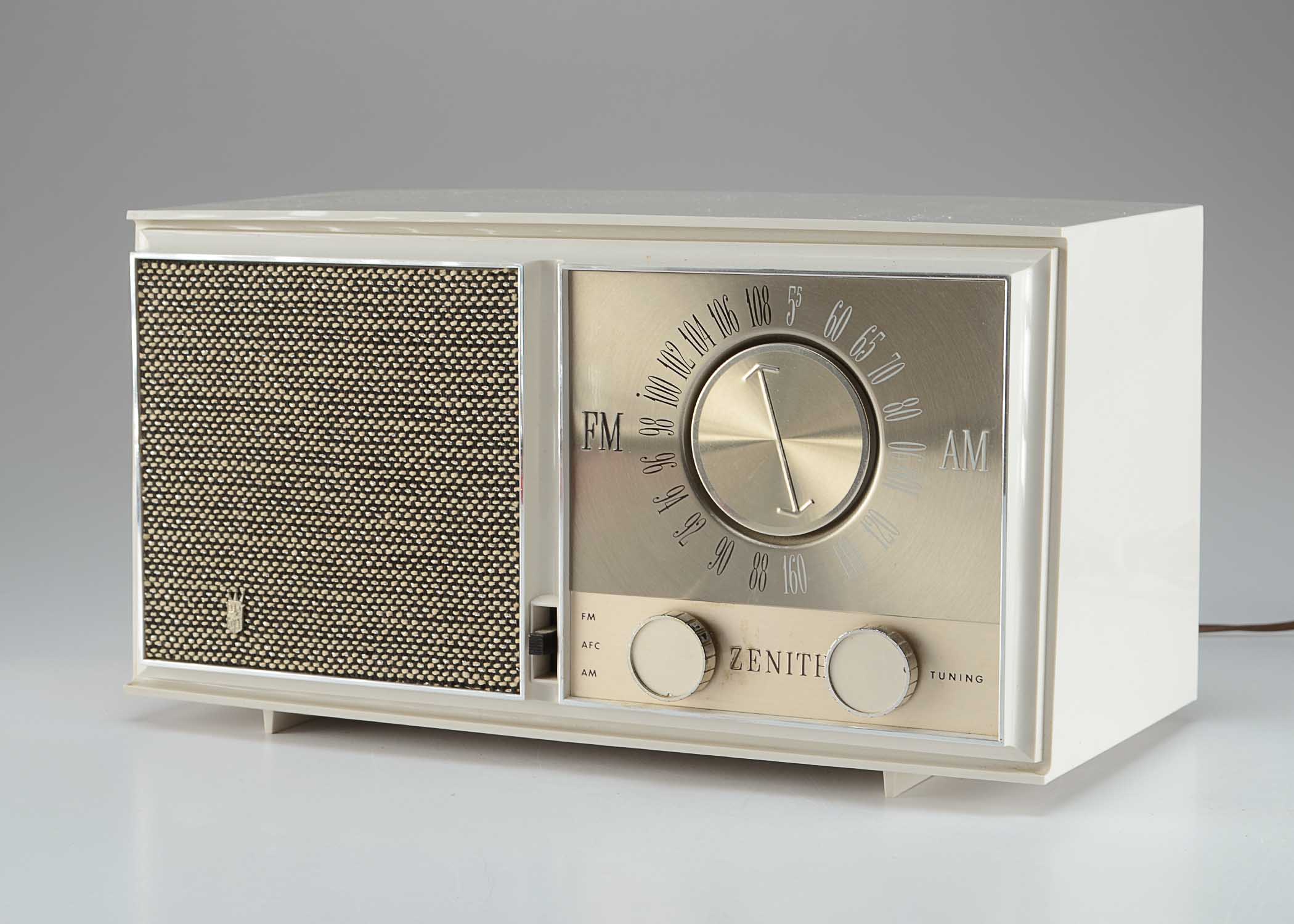Zenith M723 FM/AM Radio