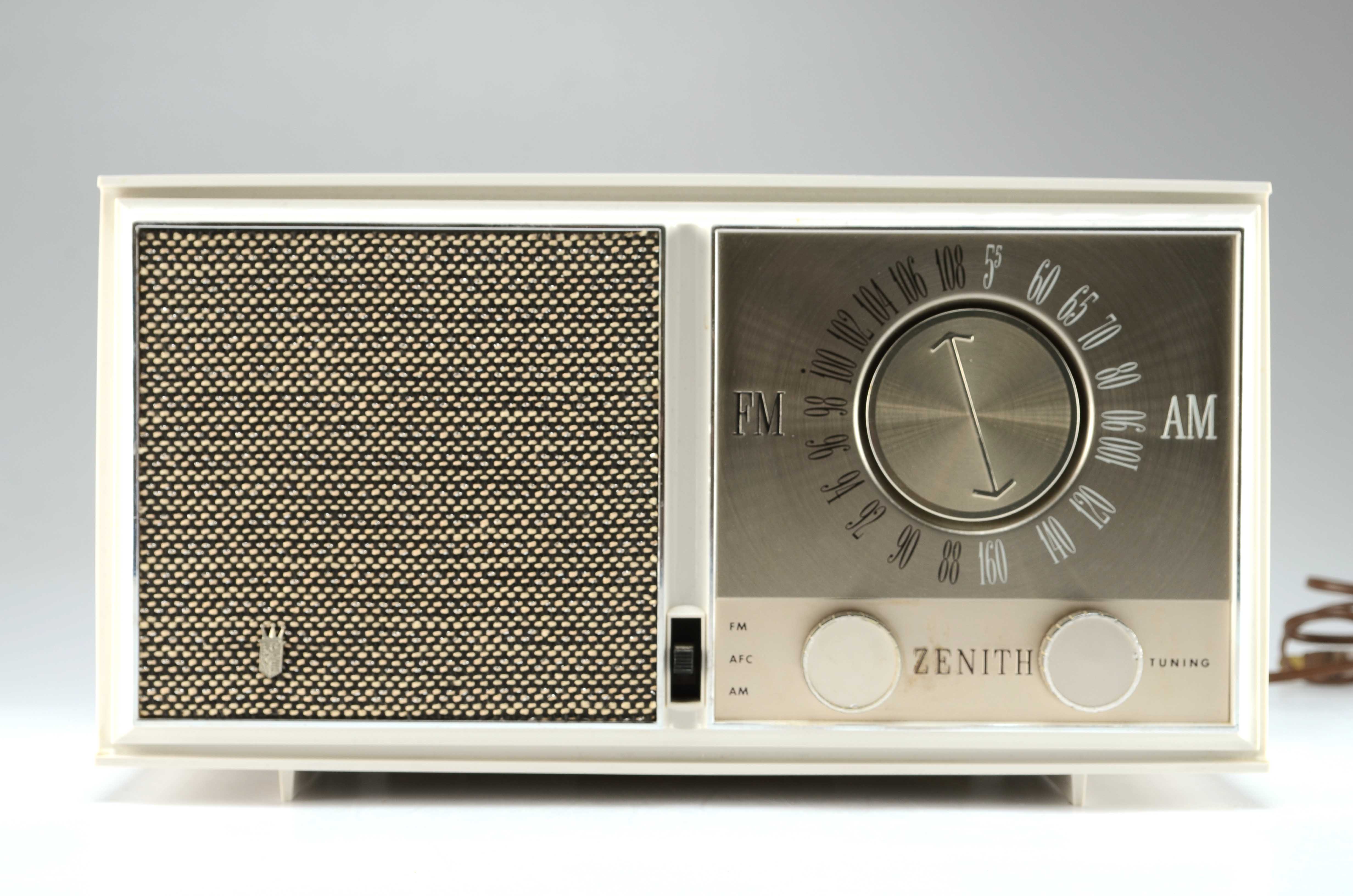 Zenith M723 FM/AM Radio