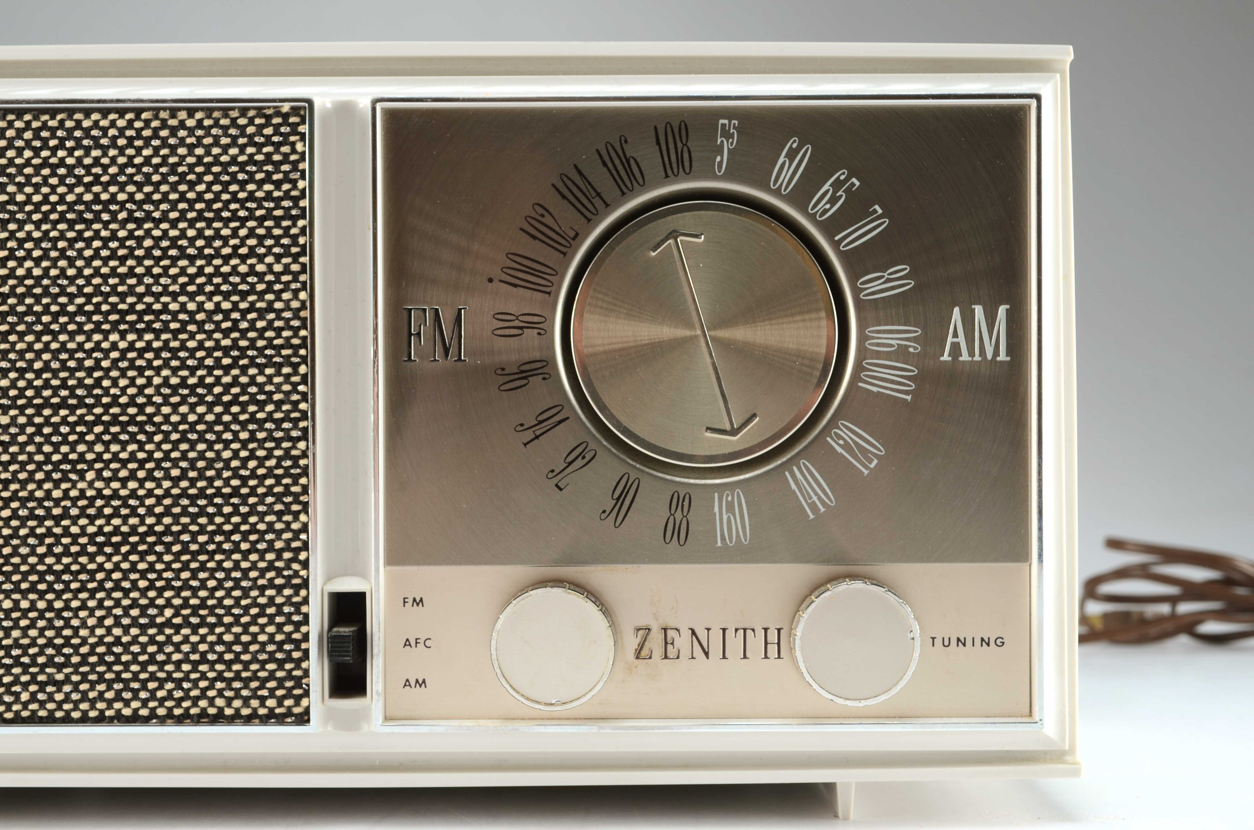 Zenith M723 FM/AM Radio