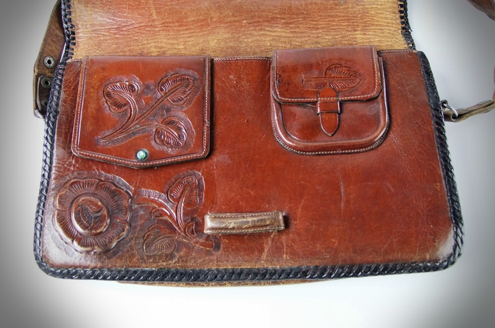  Vintage handtooled leather leather shoulder bag 