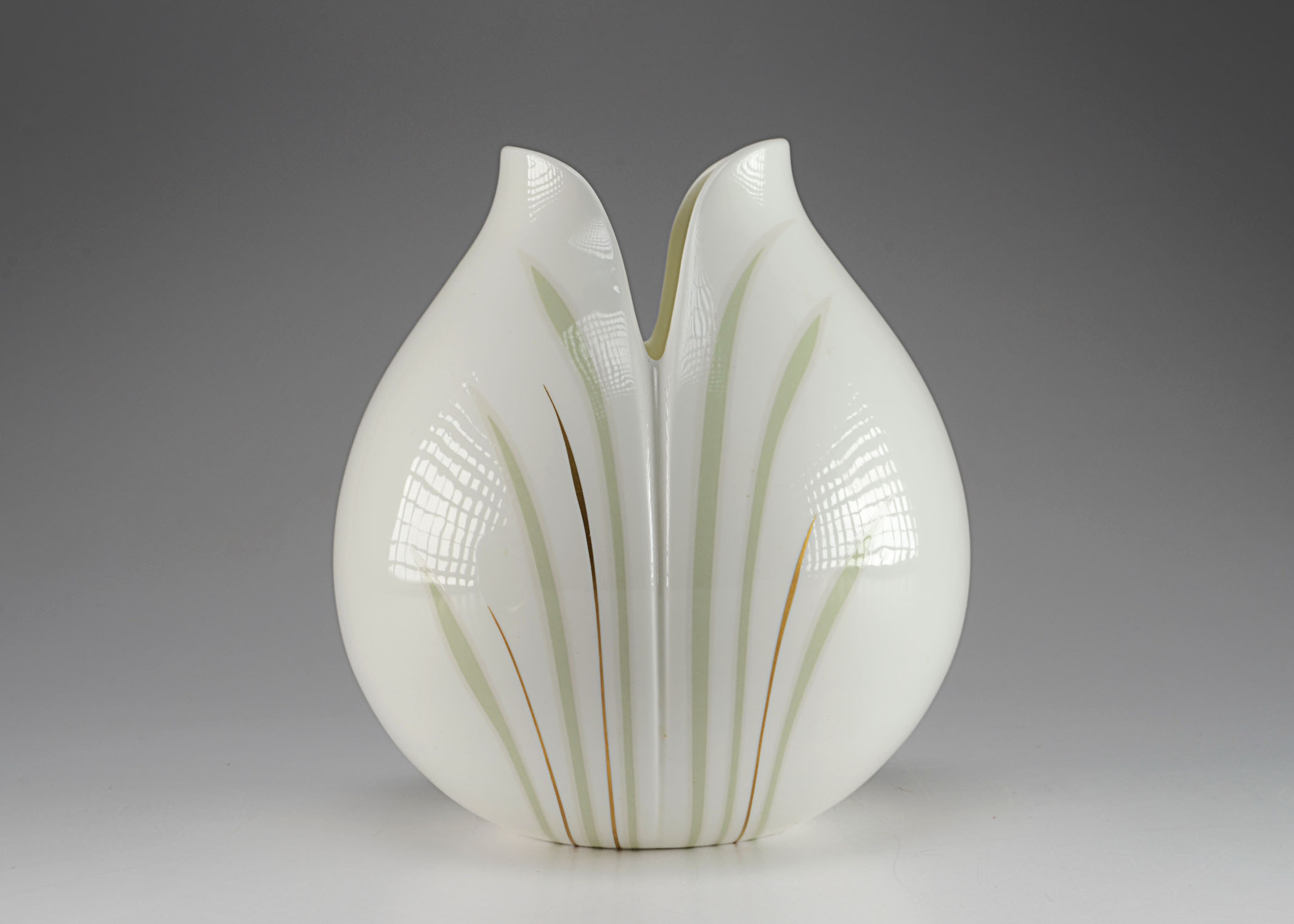 Royal Doulton Tulip Vase ca 1982-1988