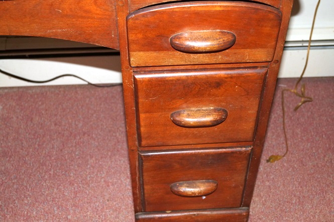 Kneehole Desk with Six Drawers