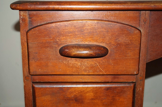 Kneehole Desk with Six Drawers