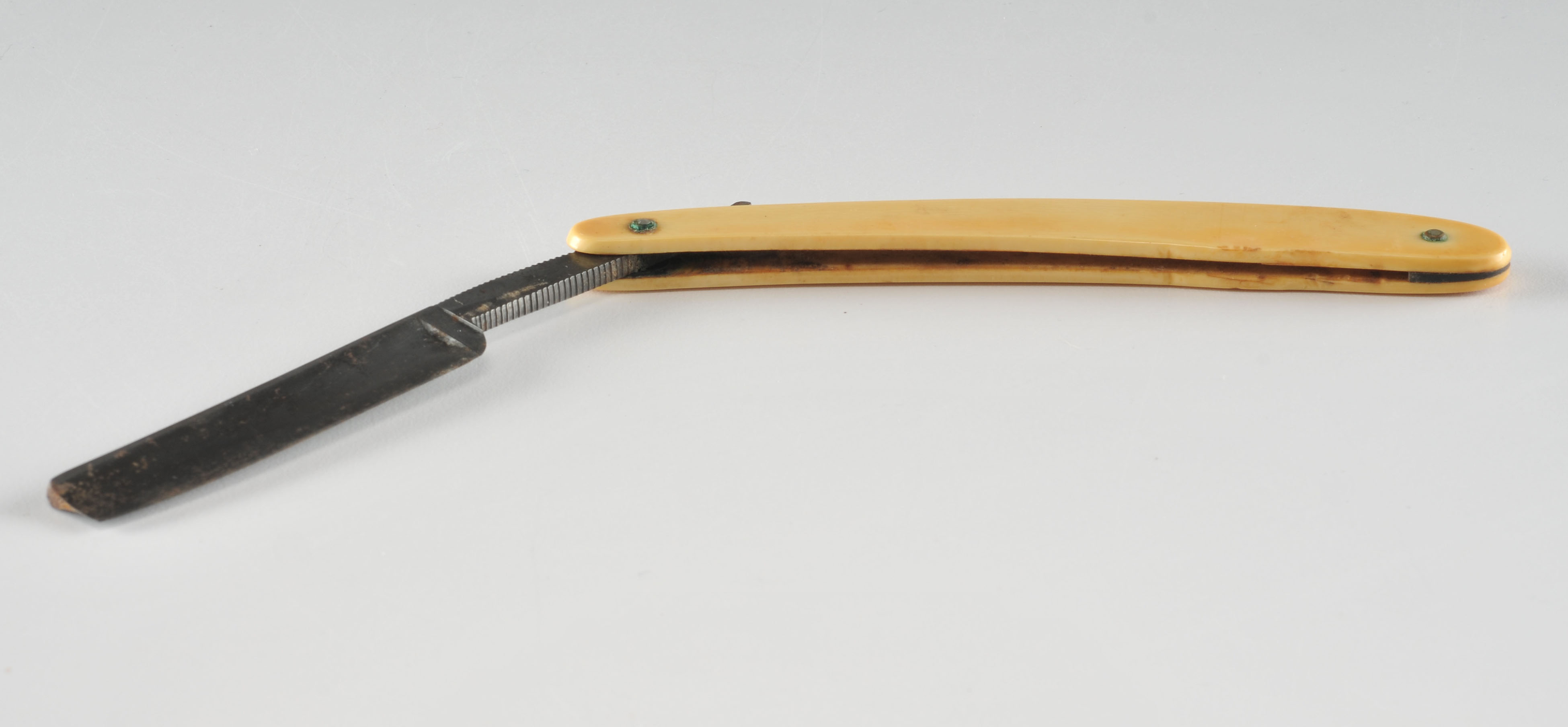 Vintage straight razor with bone/ivory handle. 