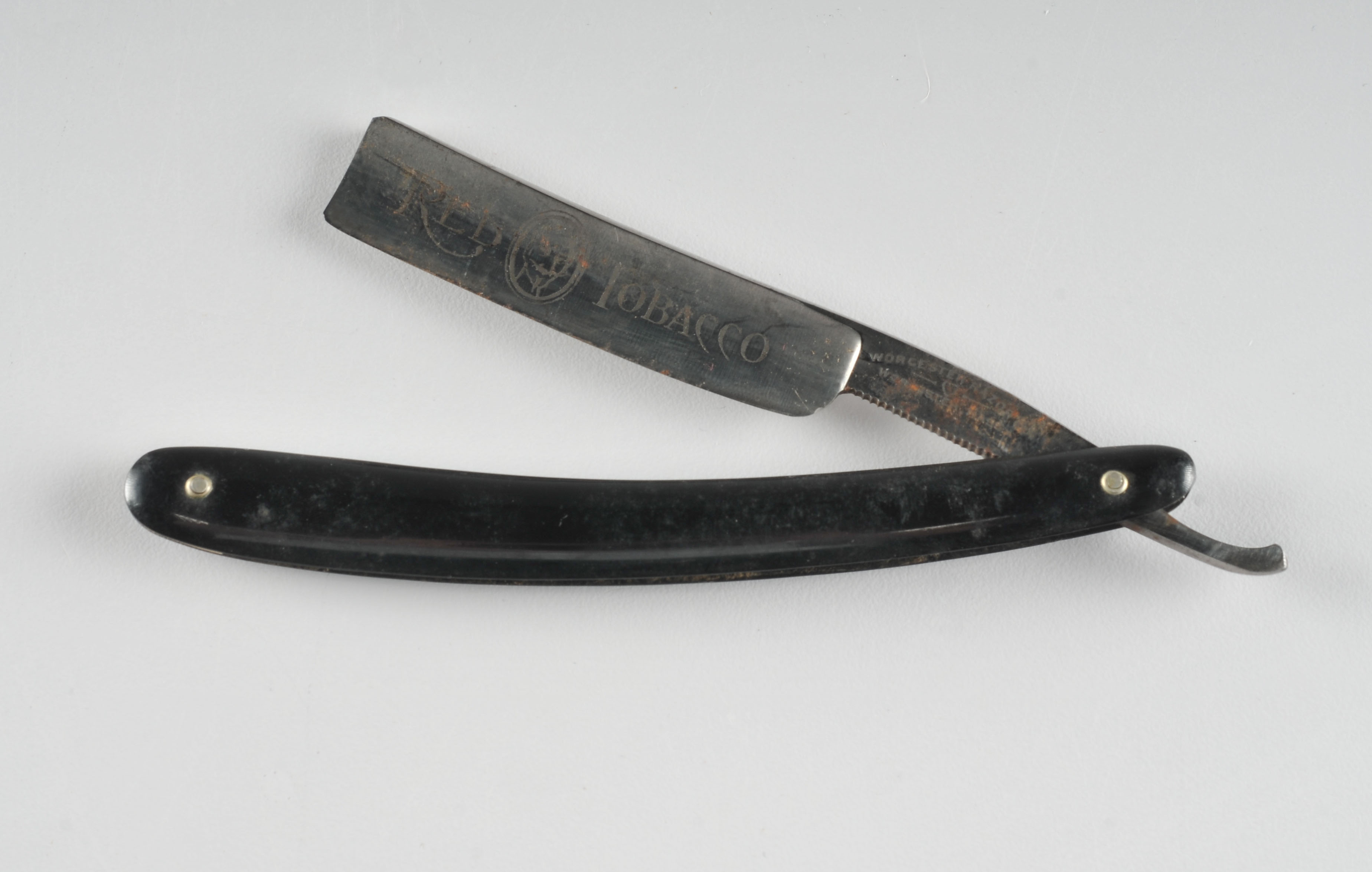 Red Tobacco Vintage straight razor with black handle