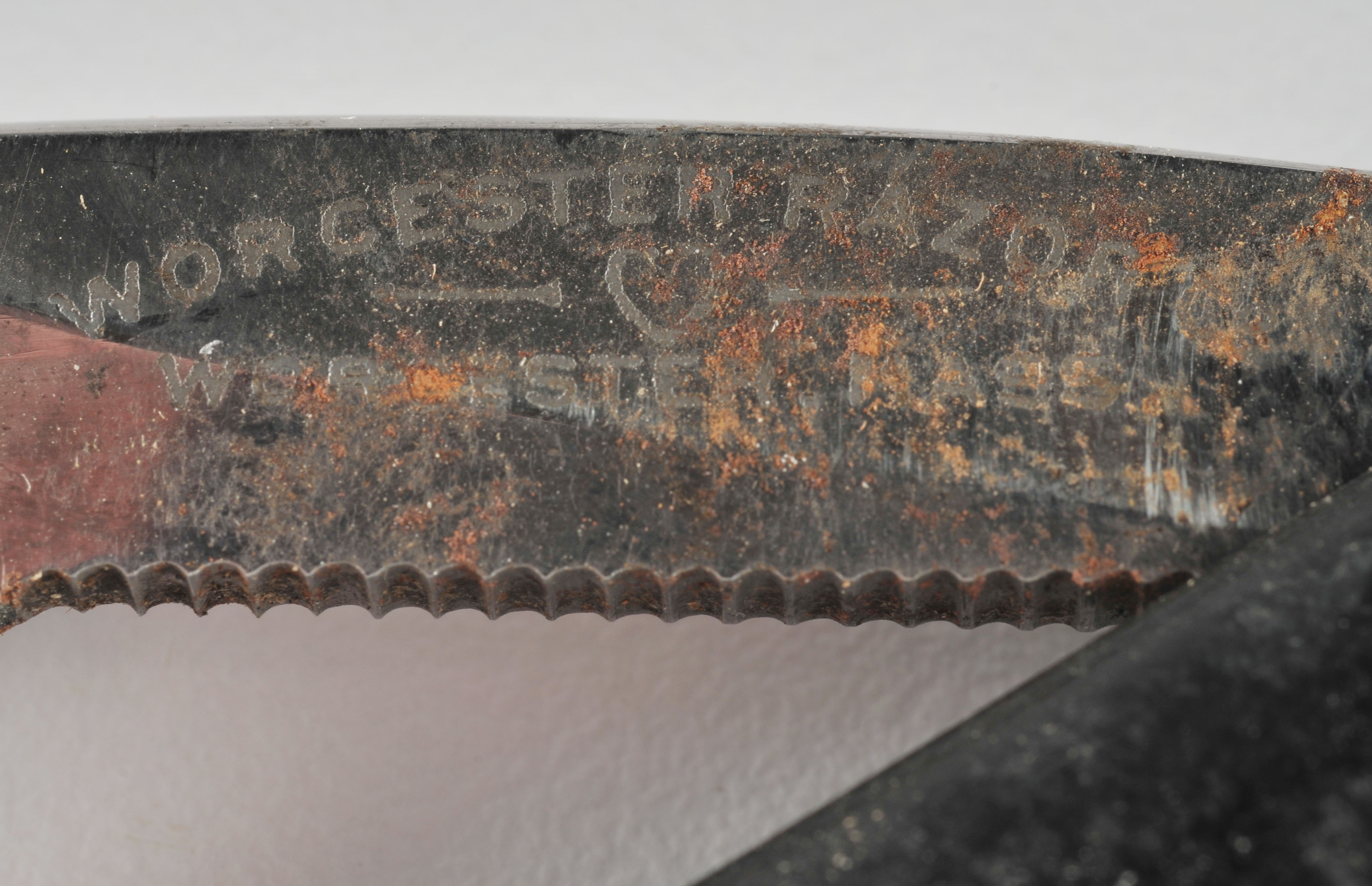 Red Tobacco Vintage straight razor with black handle