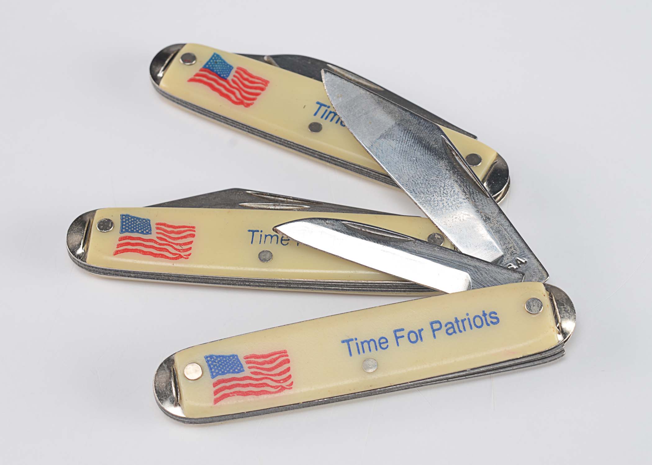 Patriotic themed vintage pocket knives