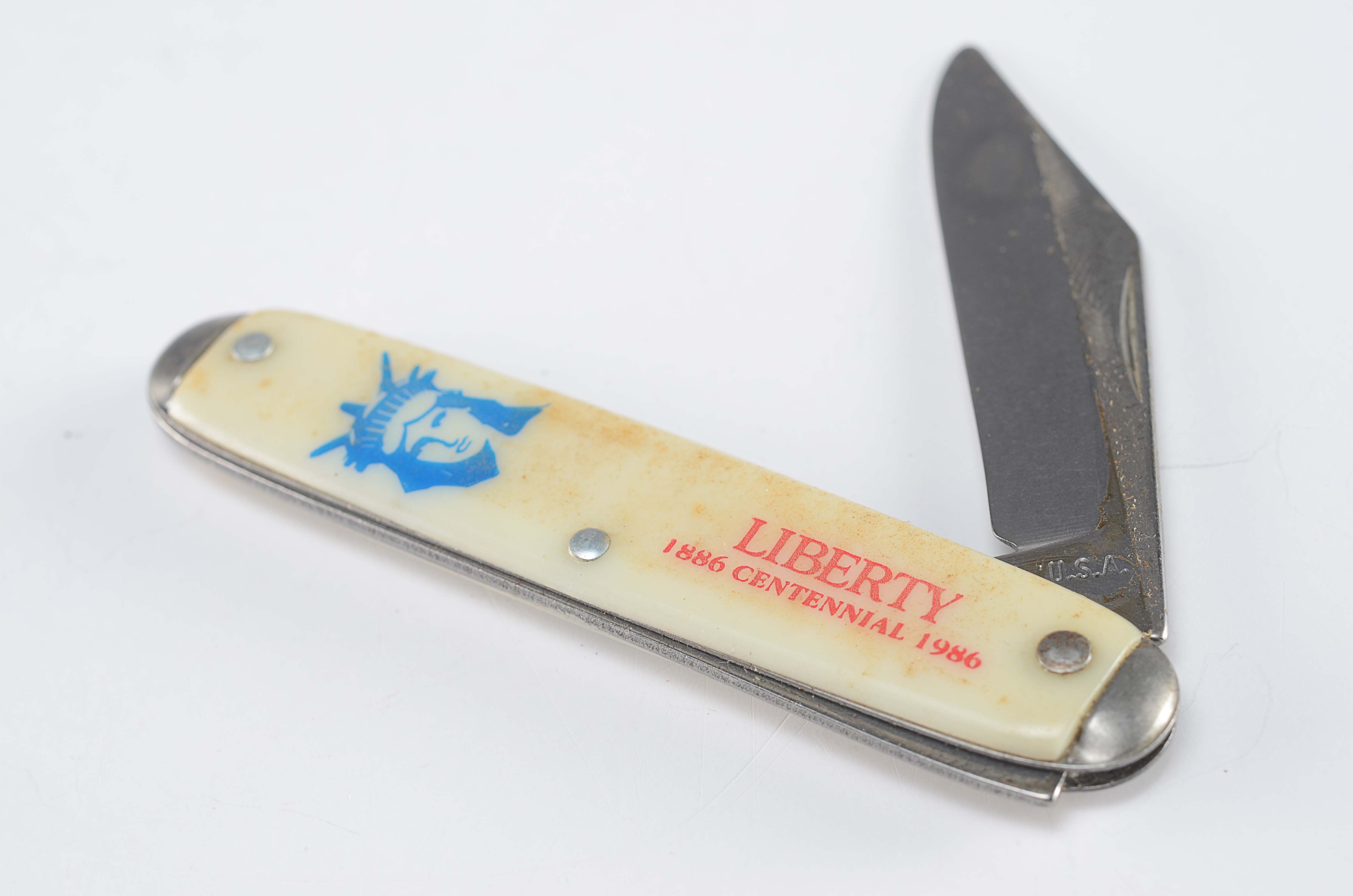 Various themed vintage pocket knives