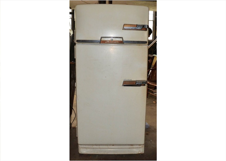 Circa 1950s General Electric Combination refrigerator/freezer.