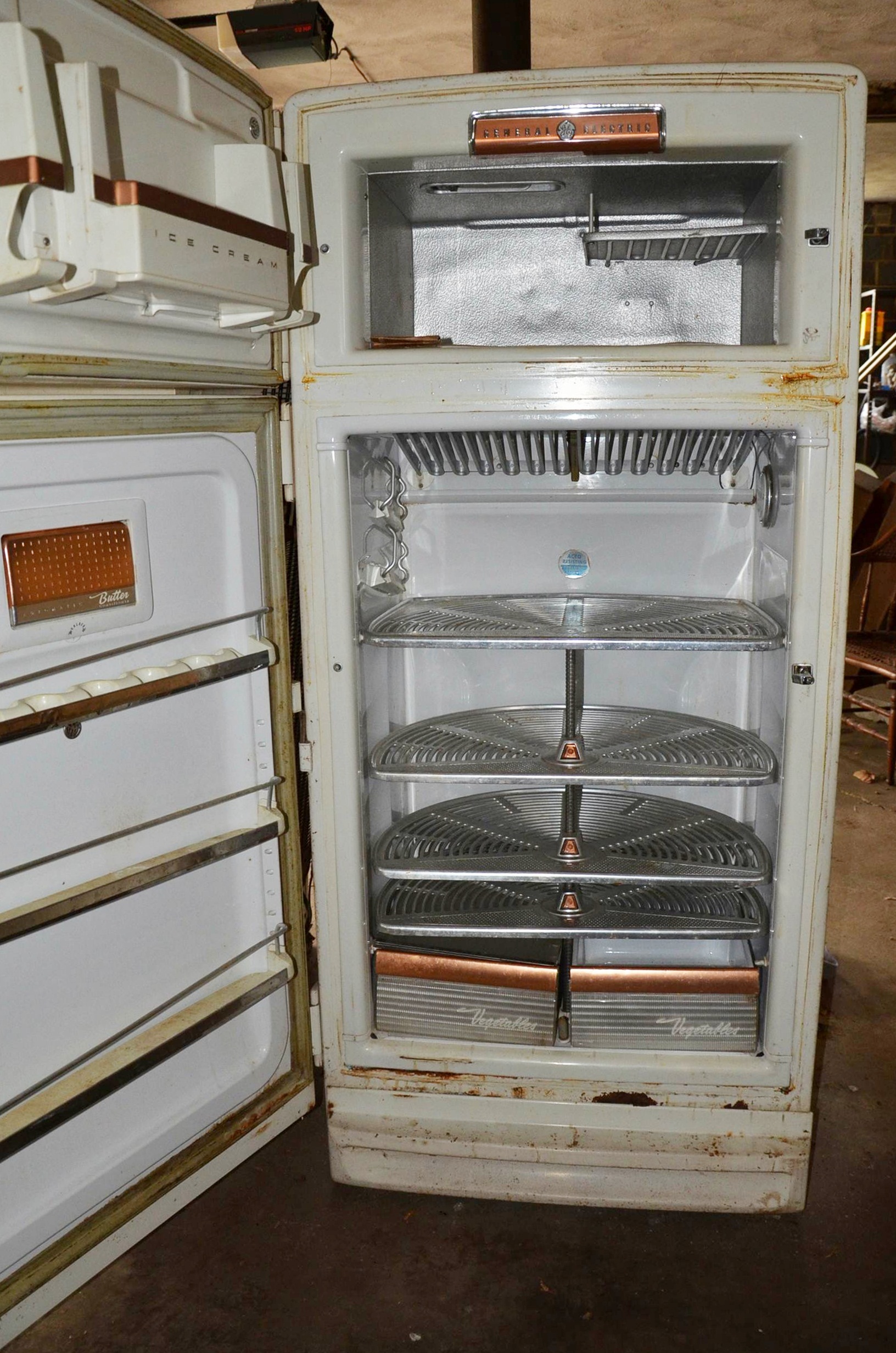 Circa 1950s General Electric Combination refrigerator/freezer.
