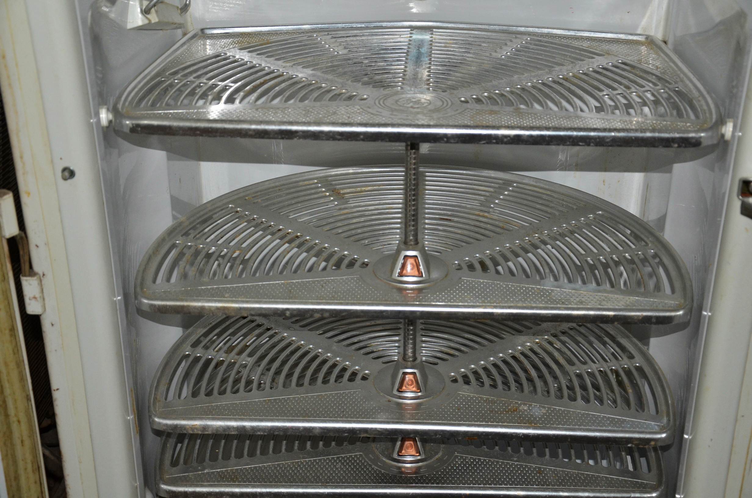 Circa 1950s General Electric Combination refrigerator/freezer.