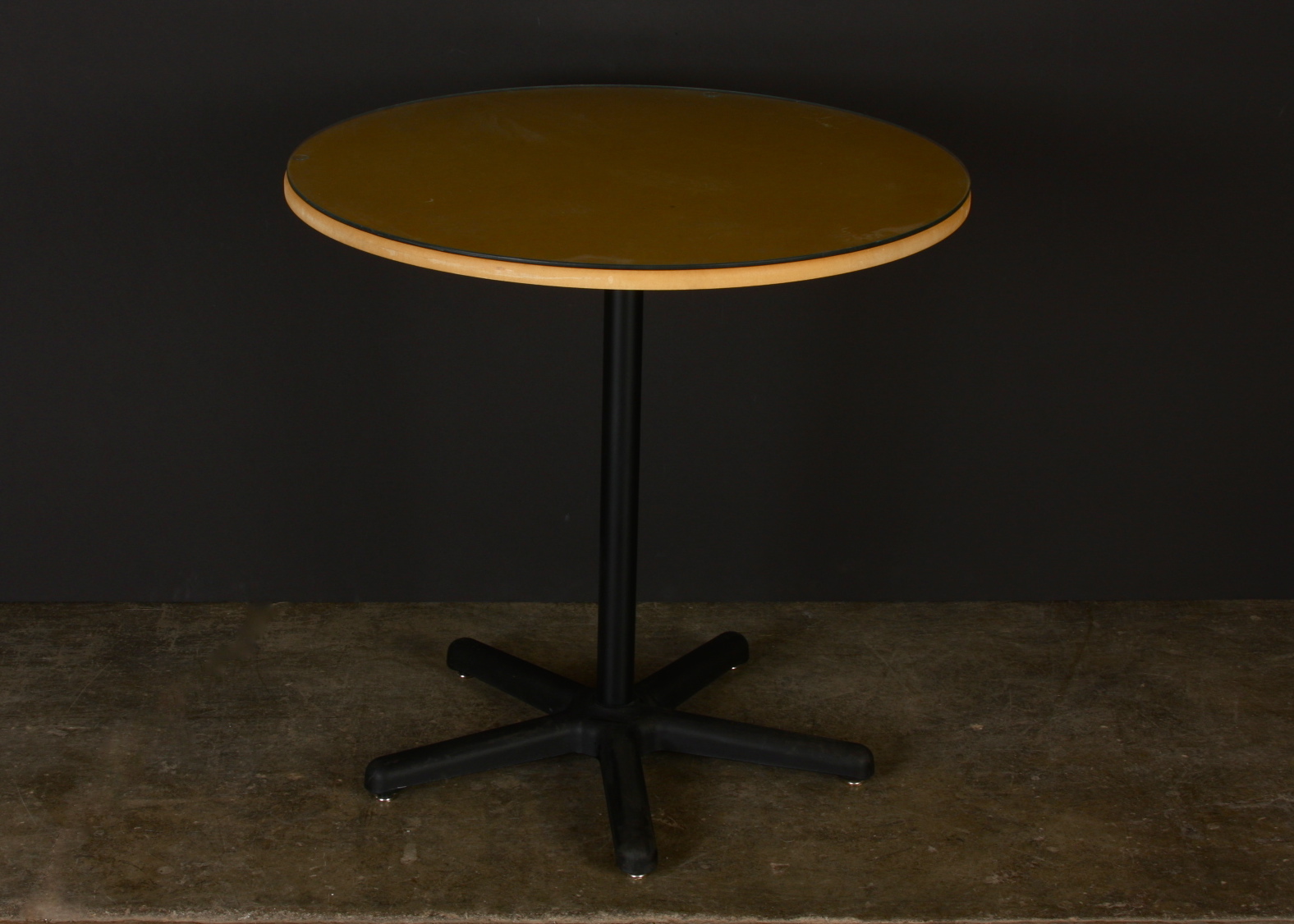 Round Pedestal Table w Glass Top