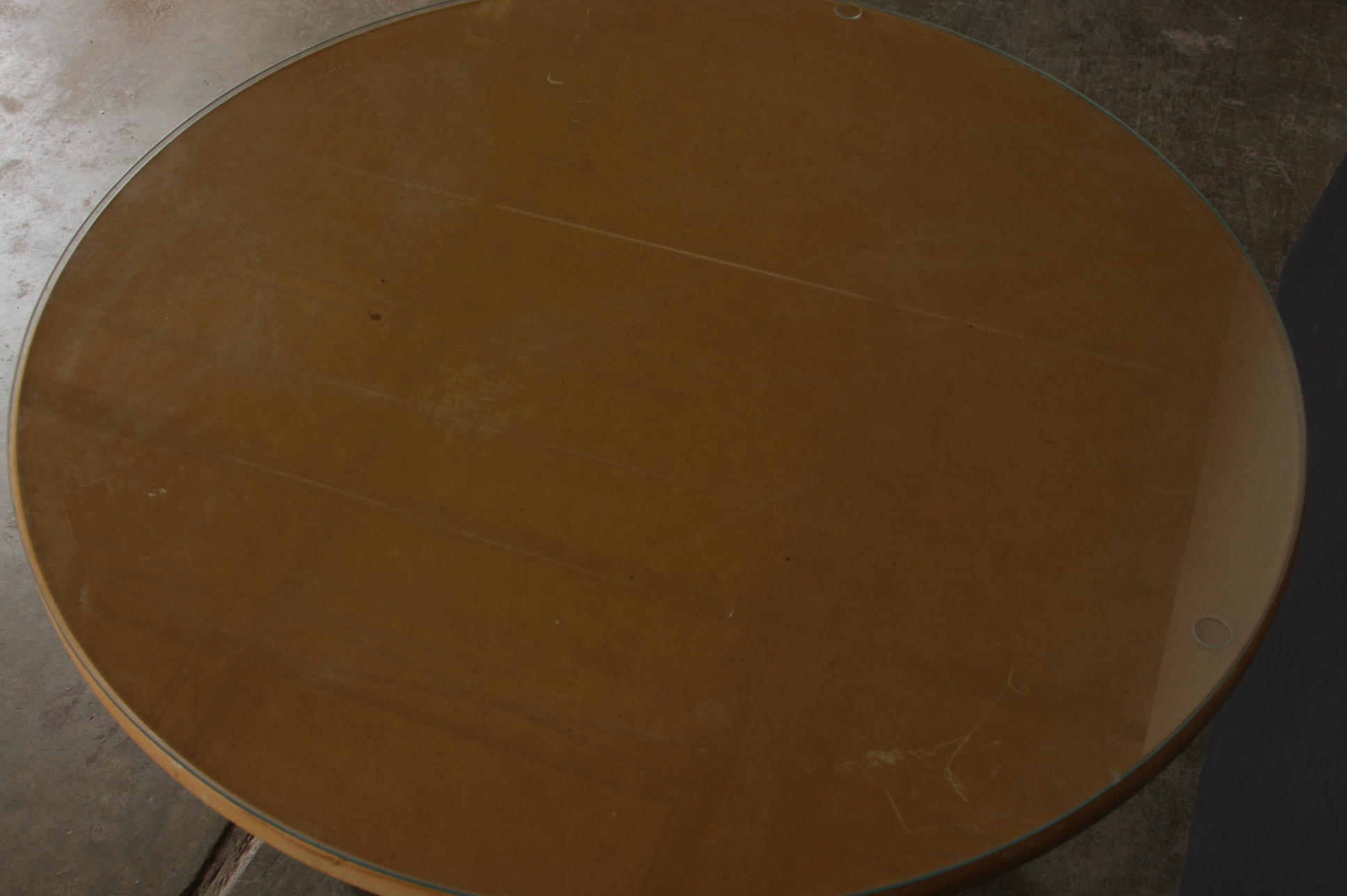 Round Pedestal Table w Glass Top