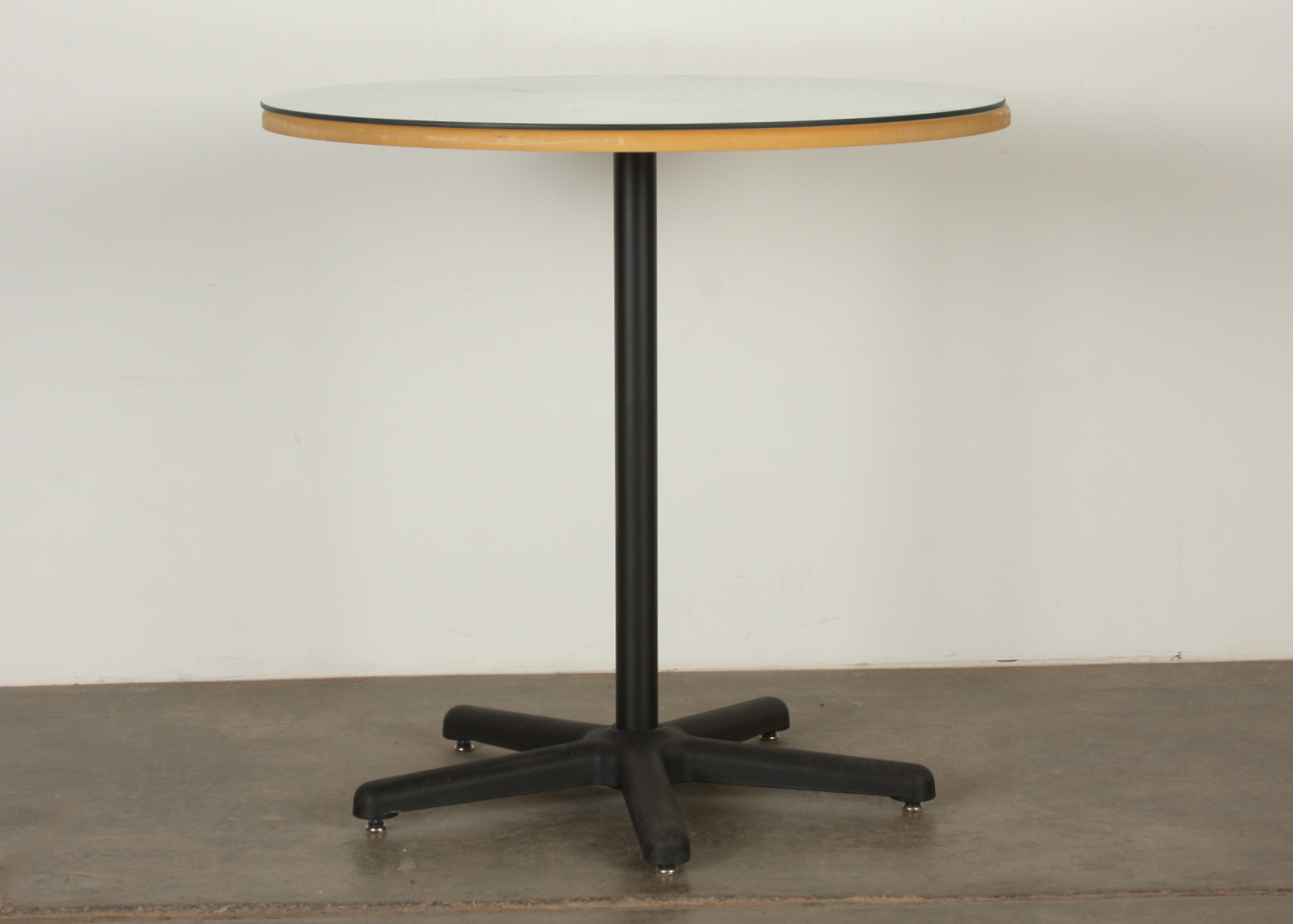 Round Pedestal Table w Glass Top