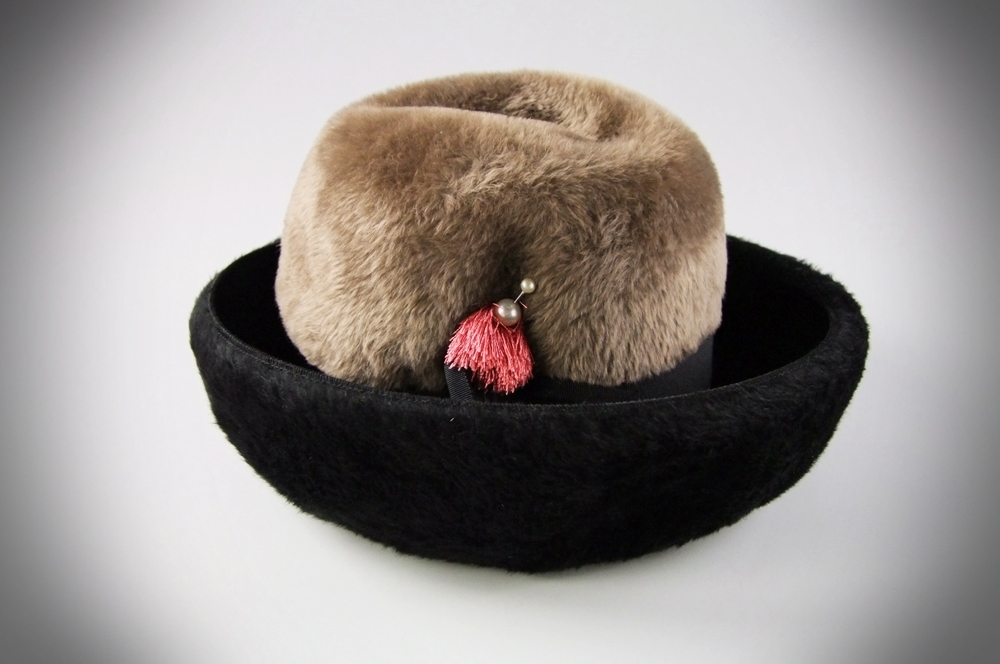 Stylish vintage Duchess felted hat in taupe and black 