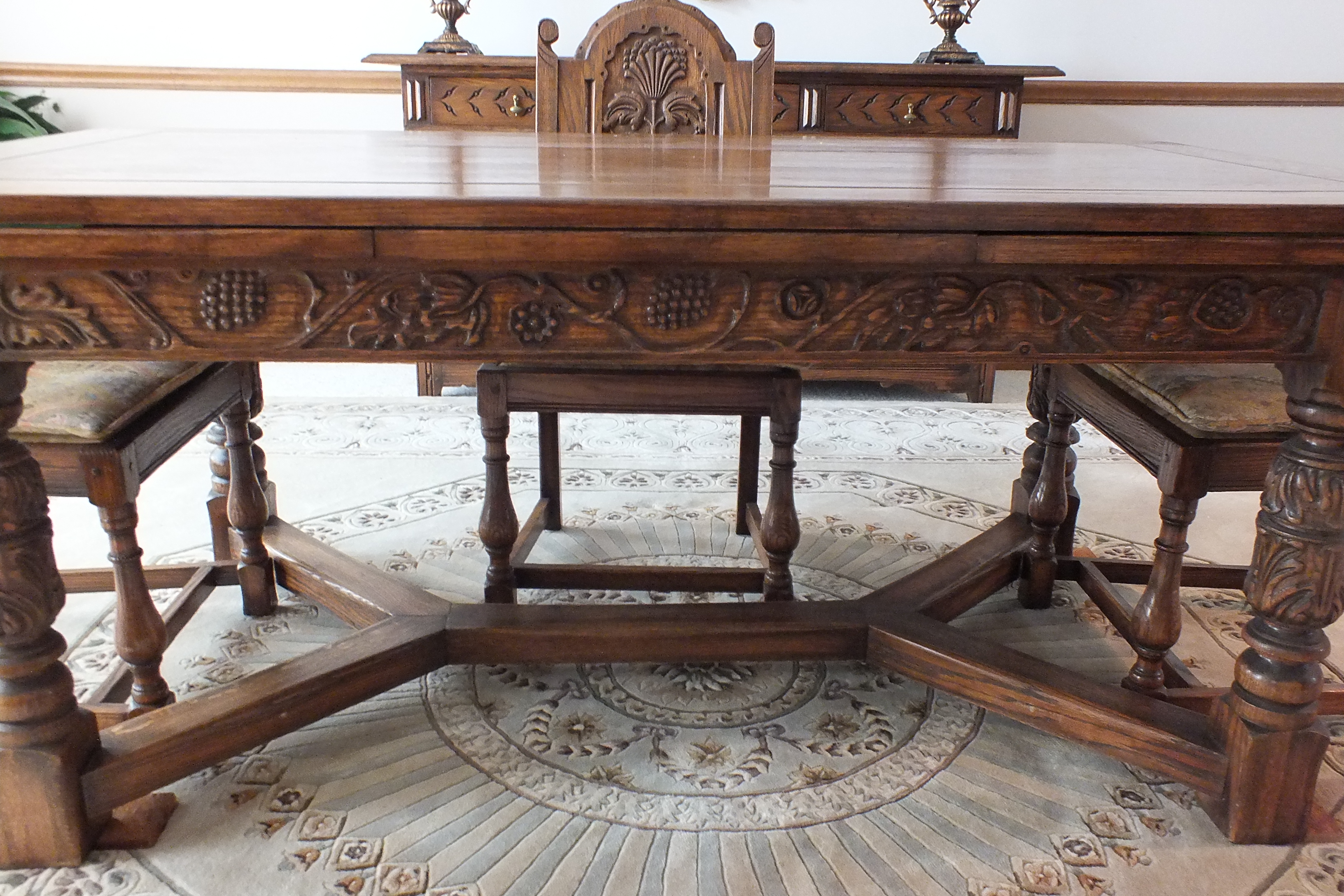 Jamestown Lounge Feudal Oak Dining set