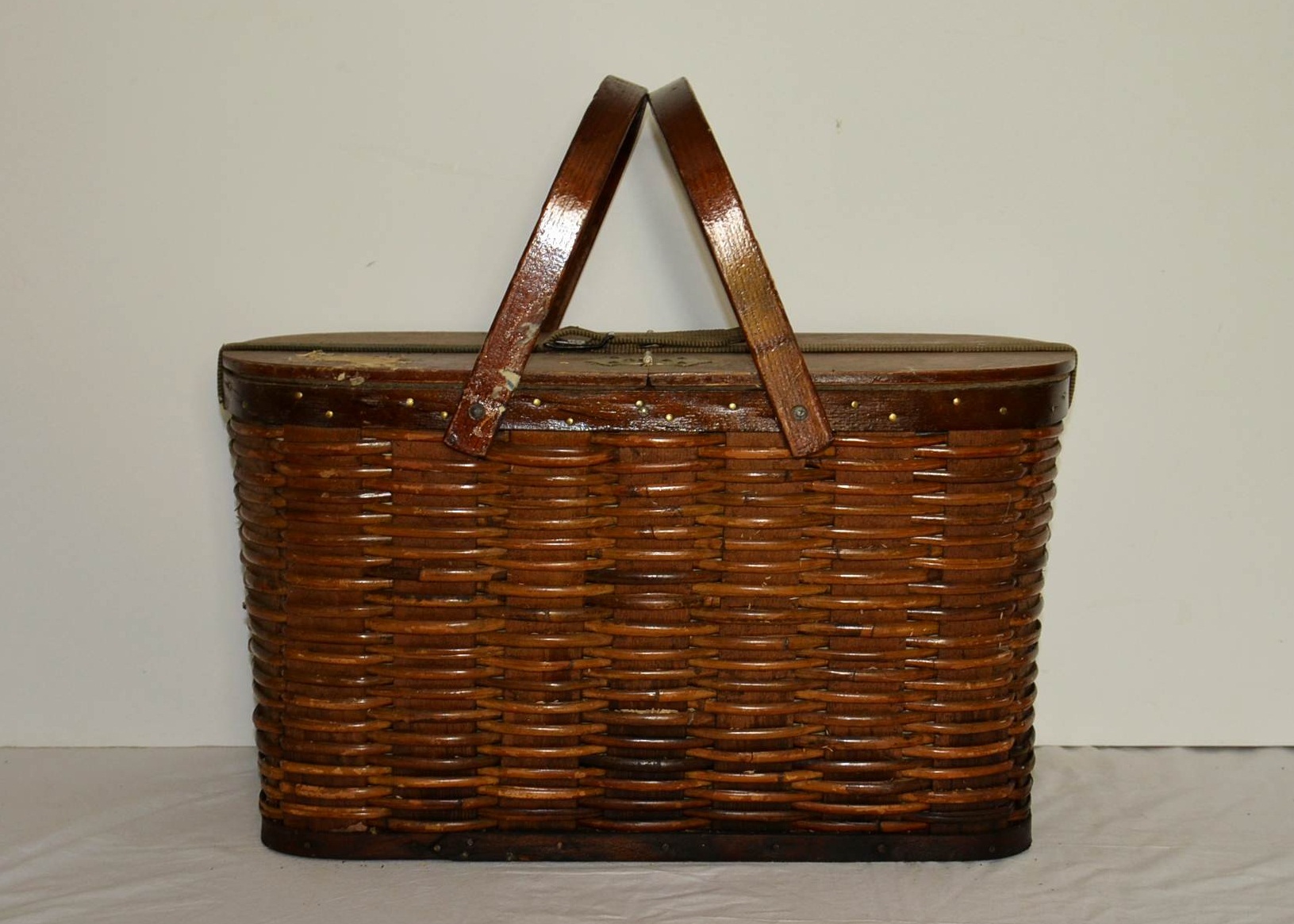 Hawkeye Basket Refrigerator Picnic Basket. EBTH
