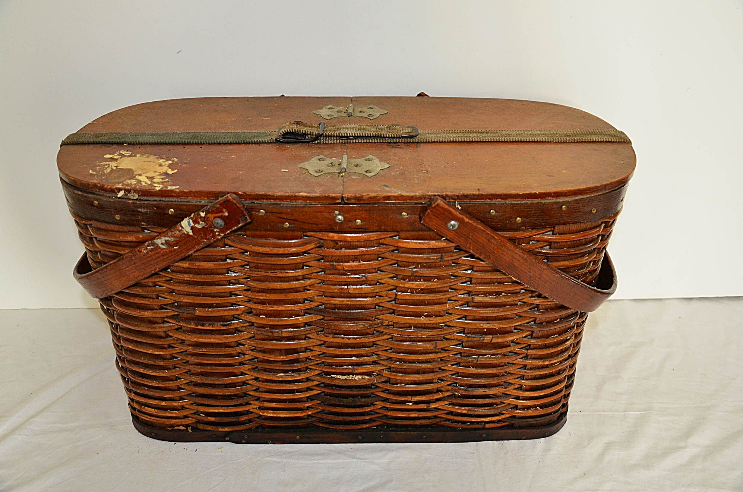 Hawkeye Basket Refrigerator Picnic Basket. EBTH