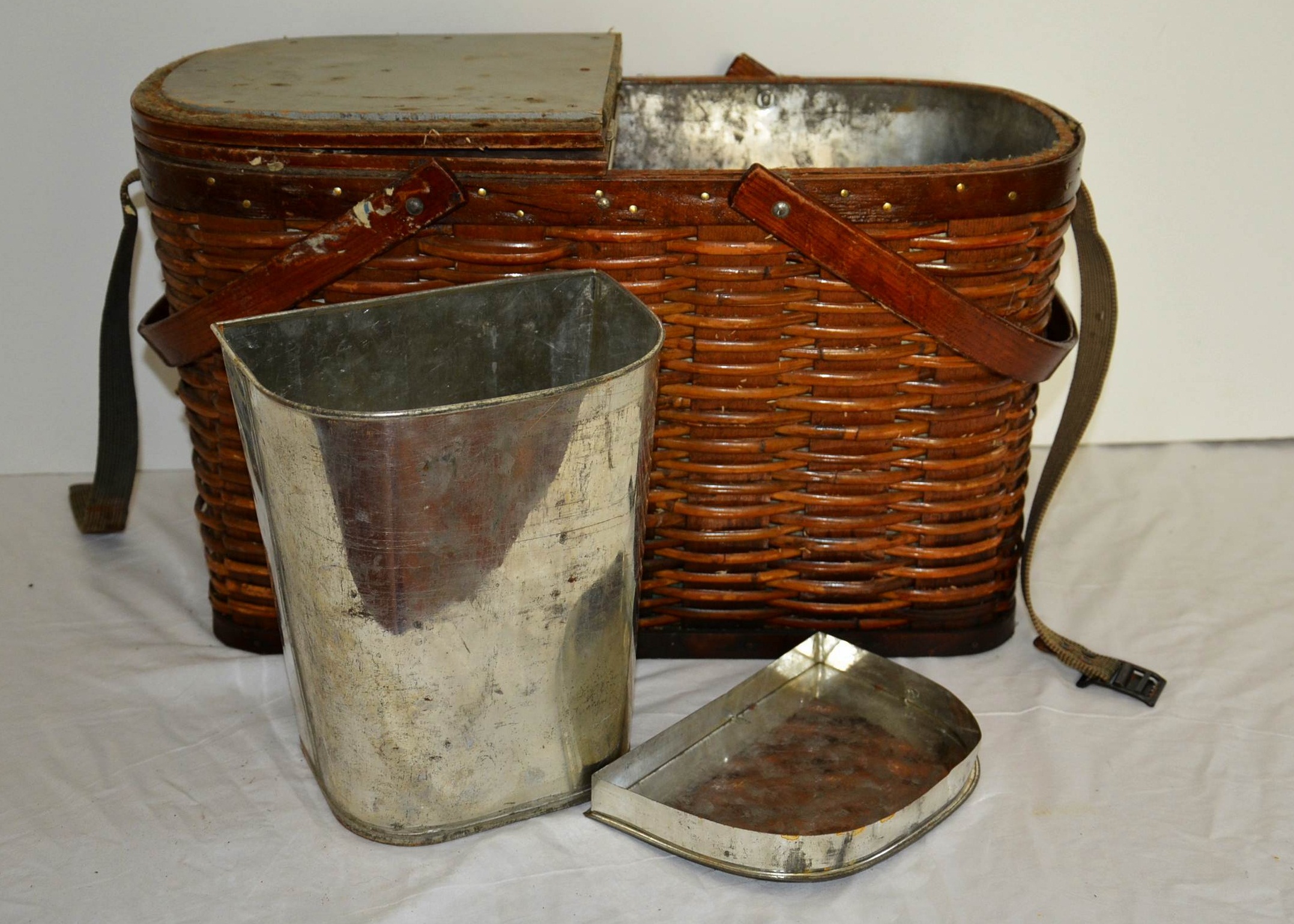 Hawkeye Basket Refrigerator Picnic Basket. EBTH