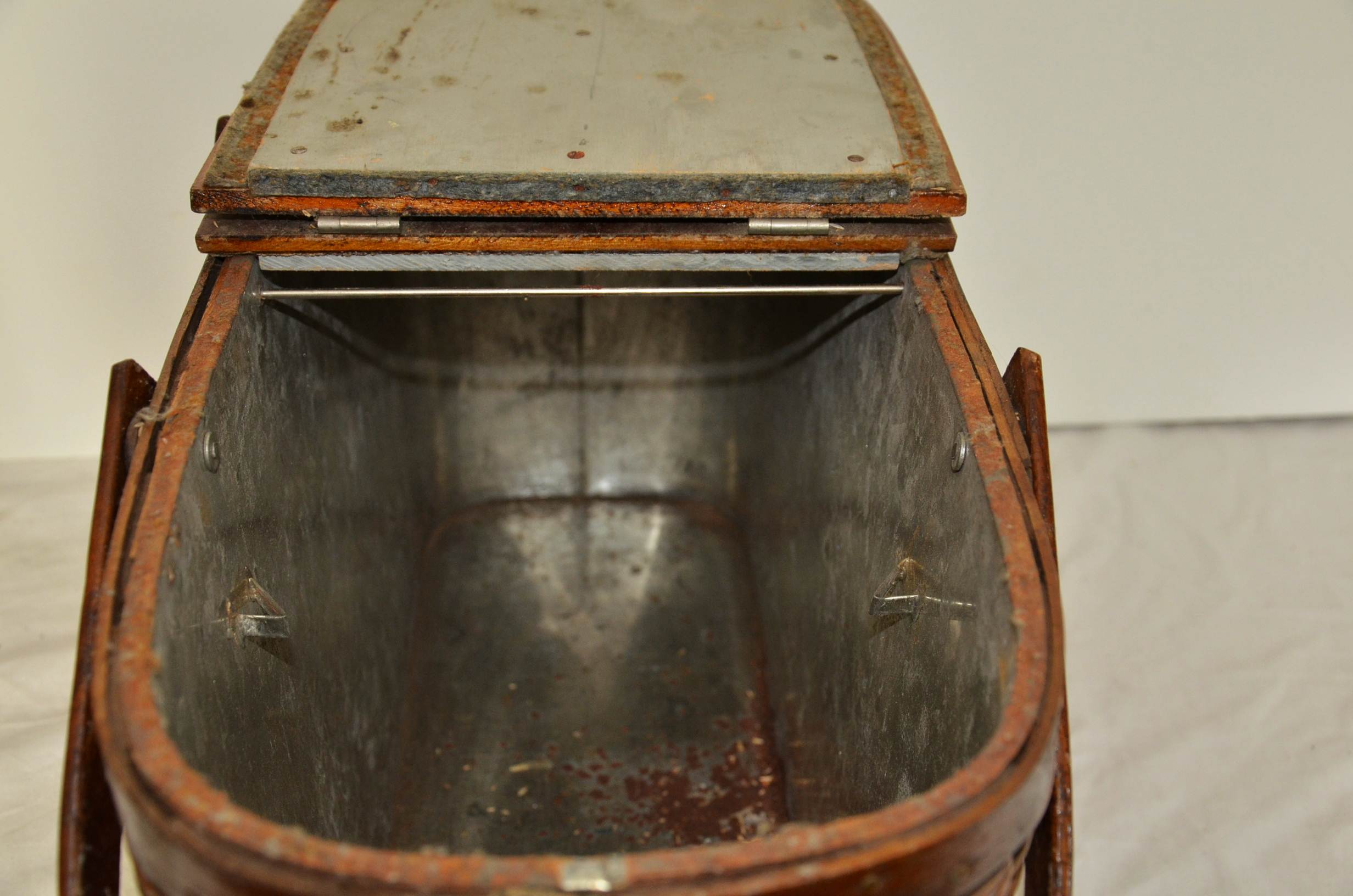 Hawkeye Basket Refrigerator Picnic Basket. EBTH