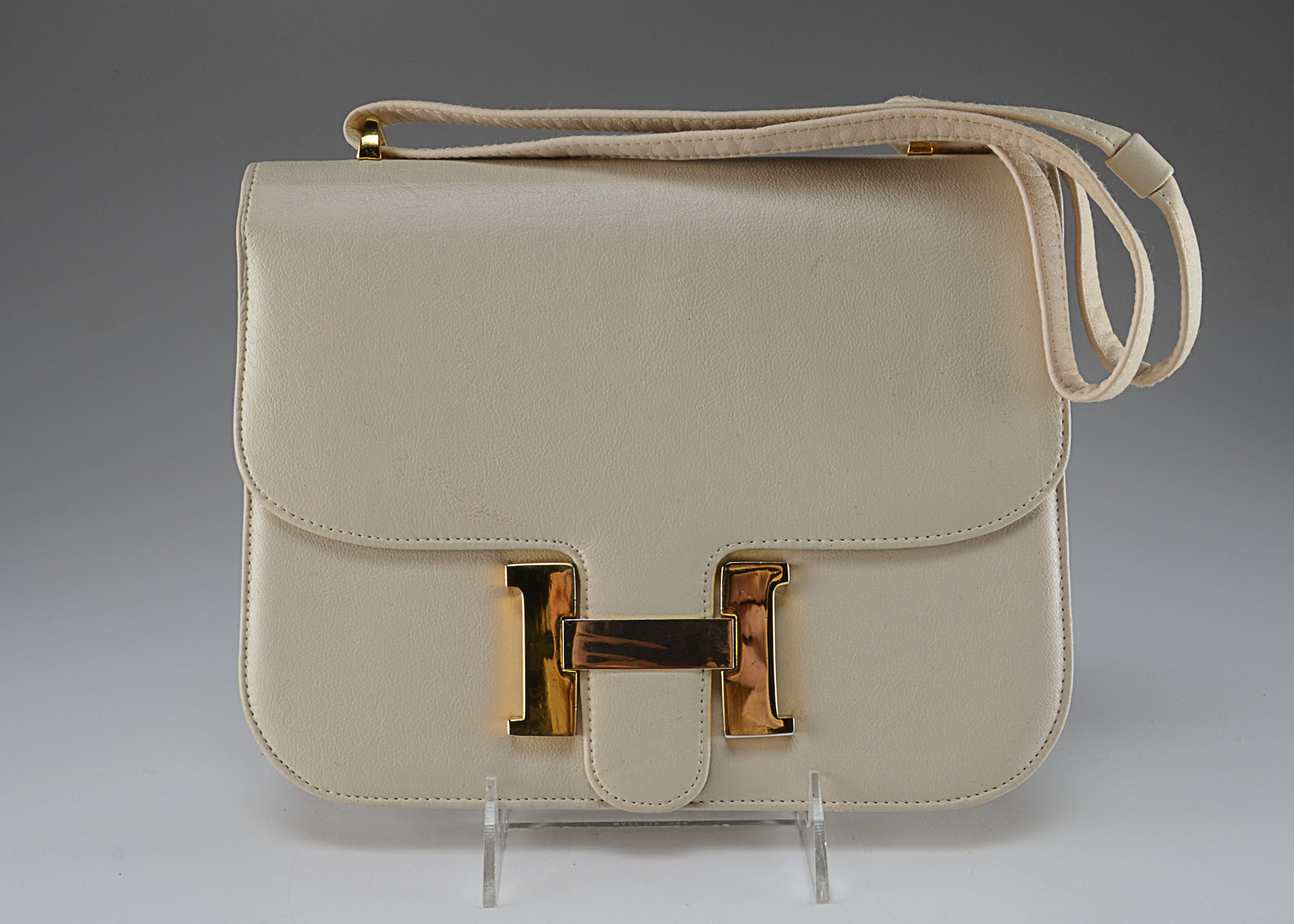 1960's vintage Meyers H buckle Constance style handbag in beige leather 