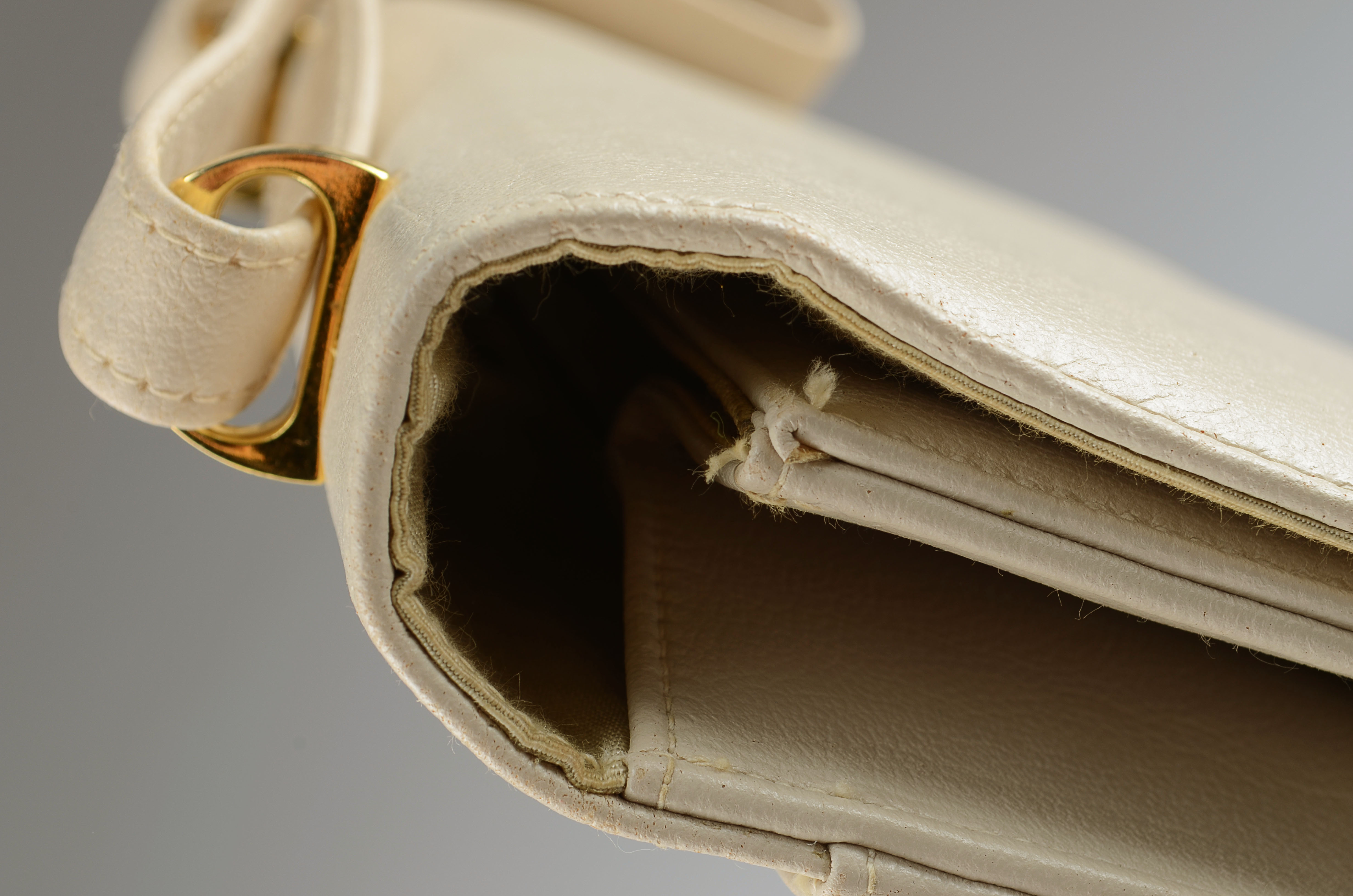 1960's vintage Meyers H buckle Constance style handbag in beige leather 