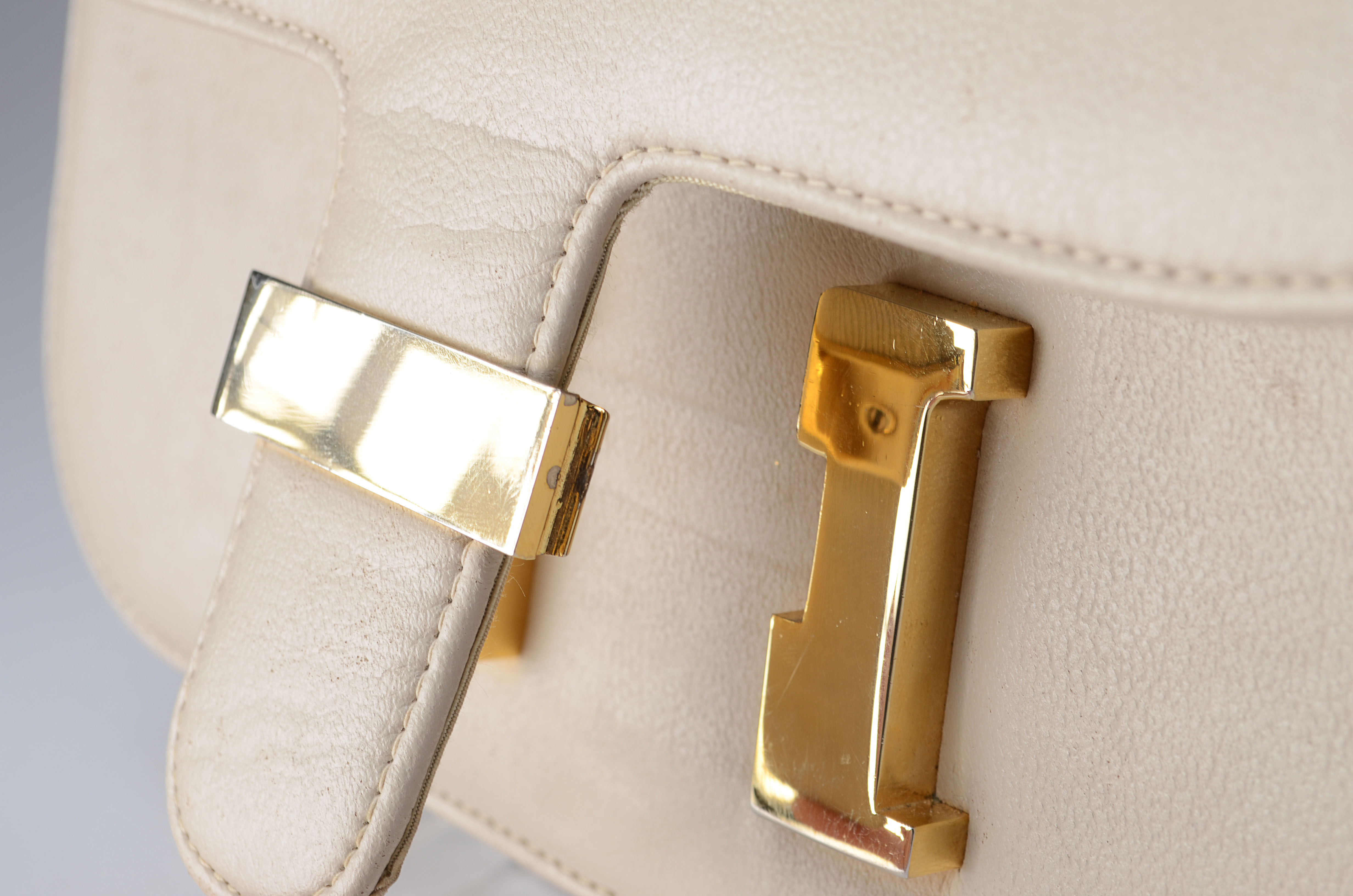 1960's vintage Meyers H buckle Constance style handbag in beige leather 