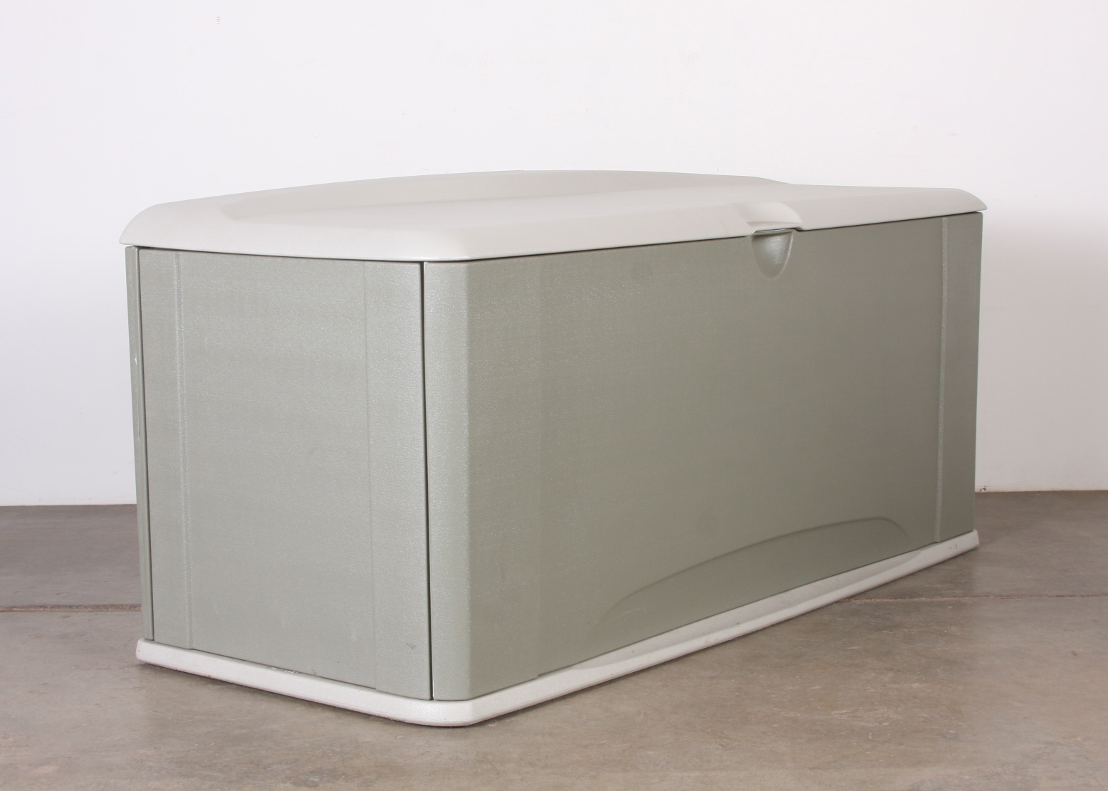 Large Rubbermaid Outdoor Storage Container