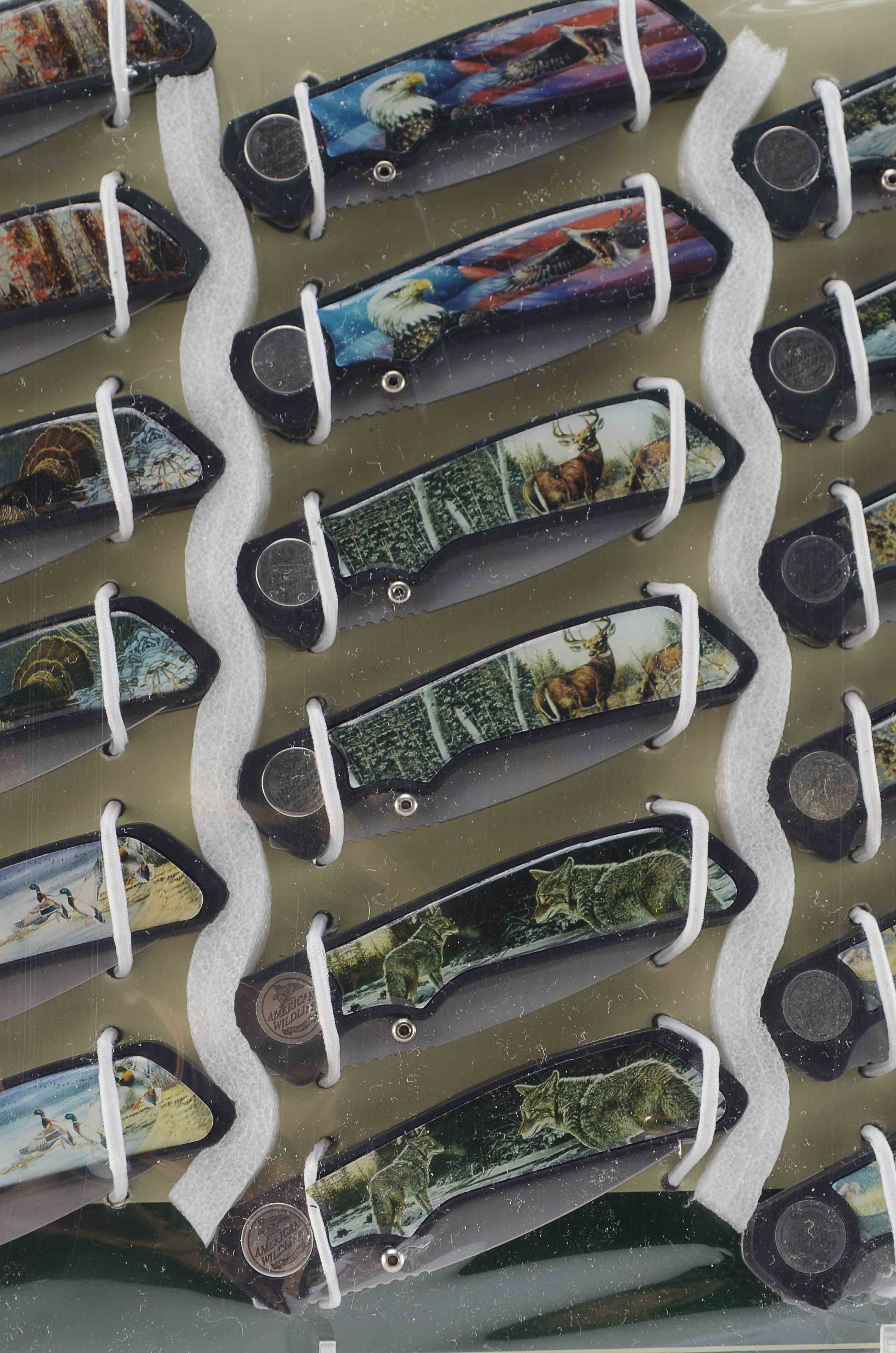 18 Wildlife Series Folding Knives