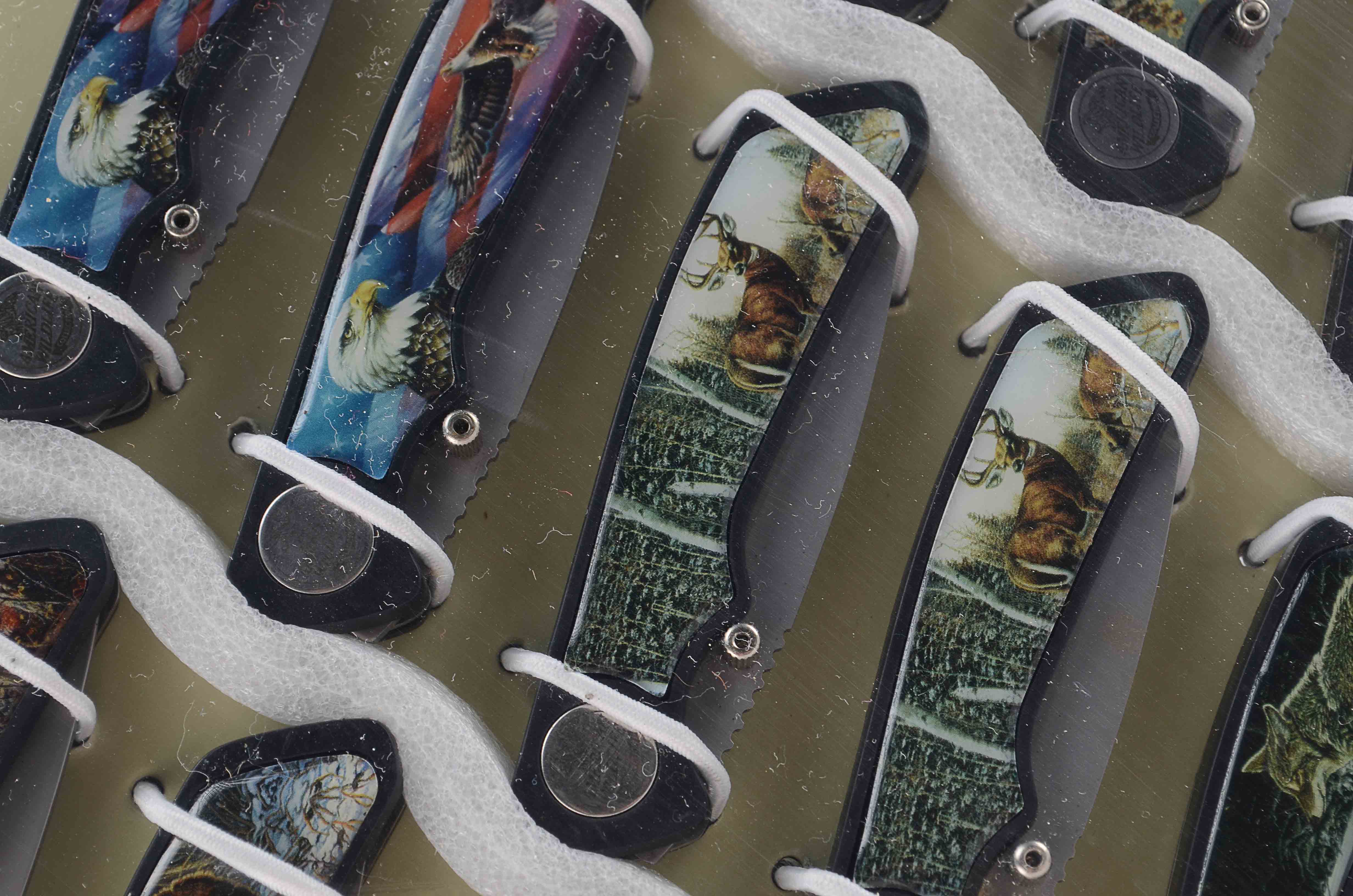 18 Wildlife Series Folding Knives