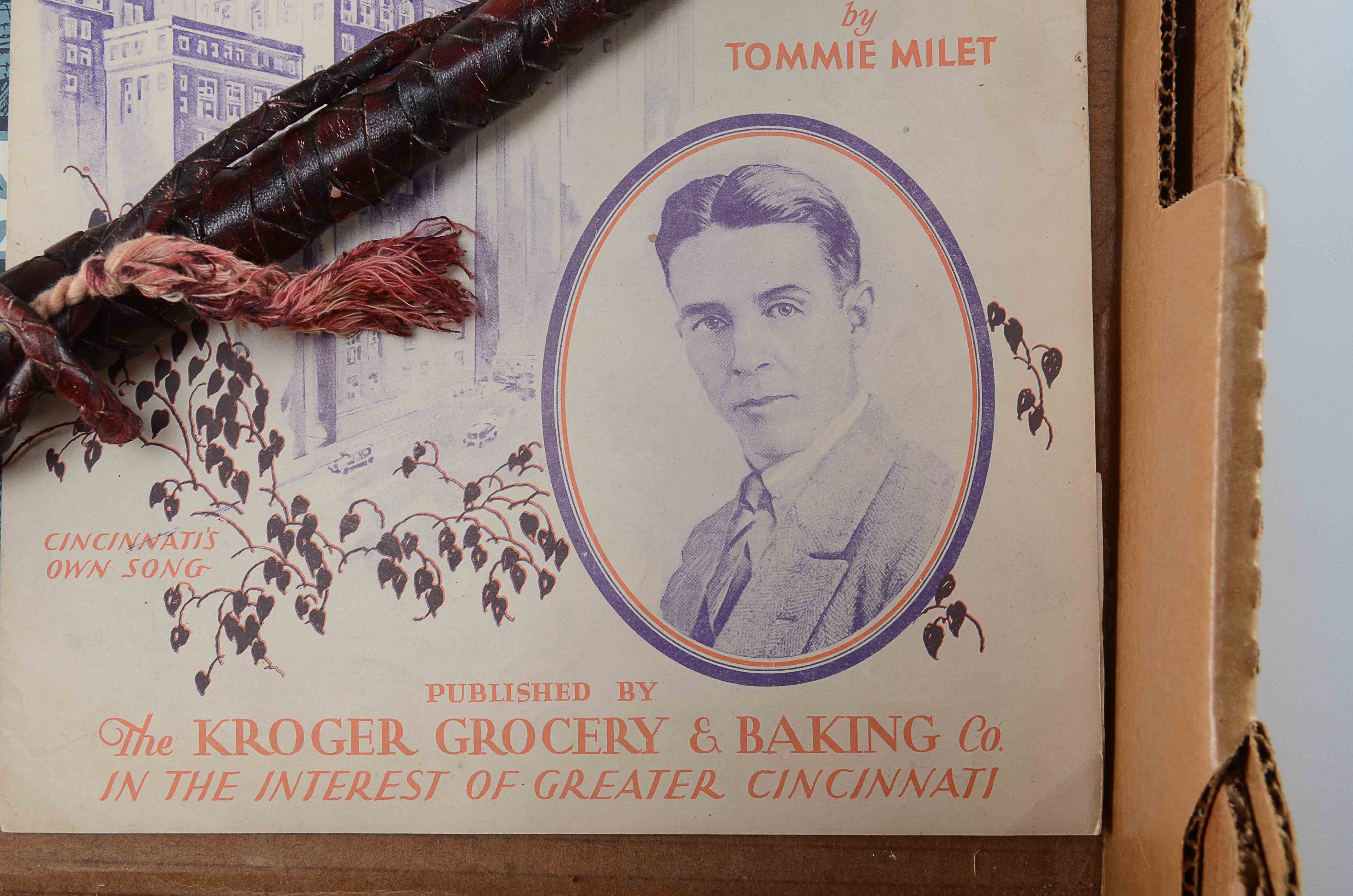 Box Lot of Vintage Items