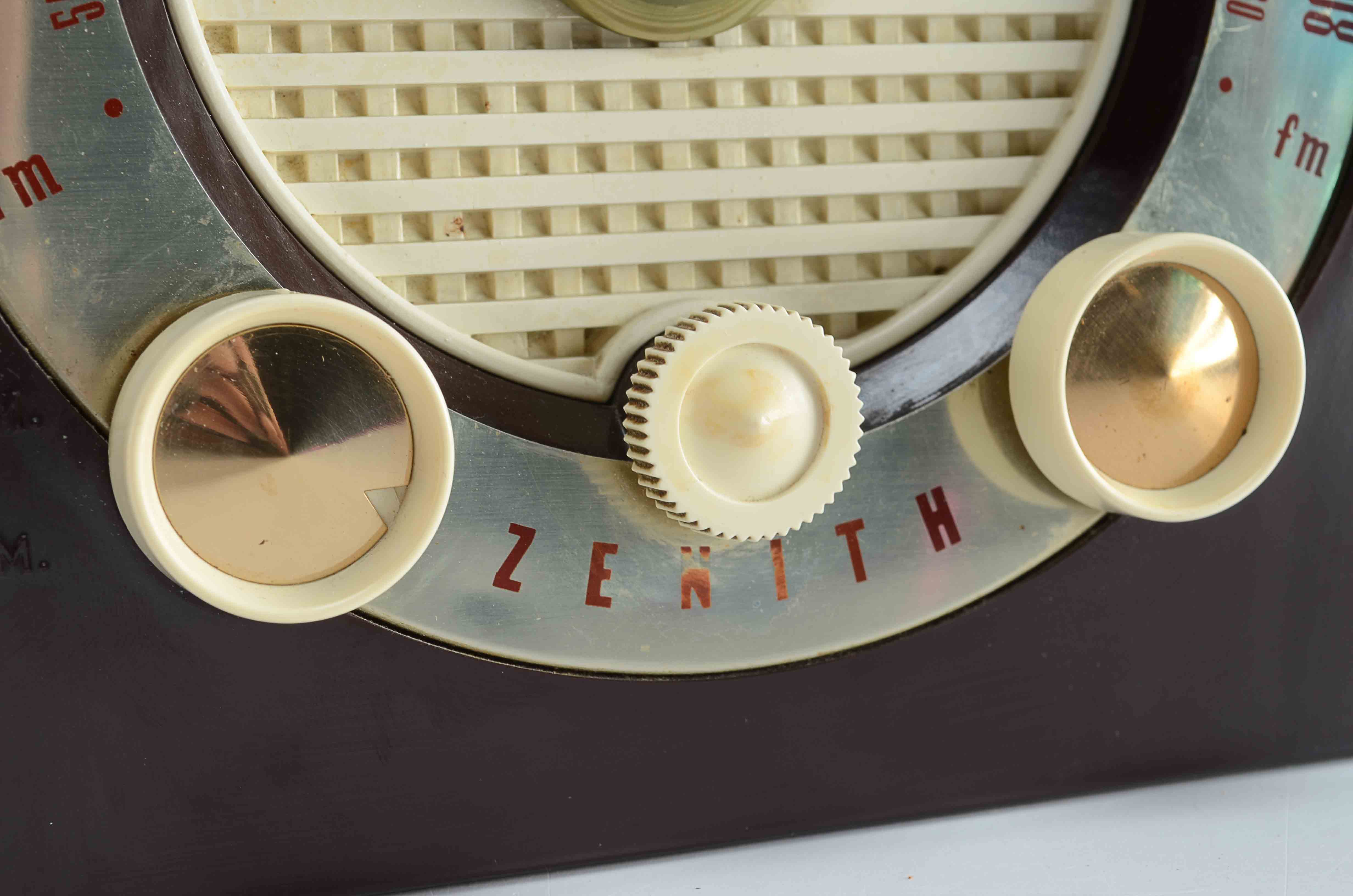 1956 Zenith Bakelite table top Tube Radio # S-40174 