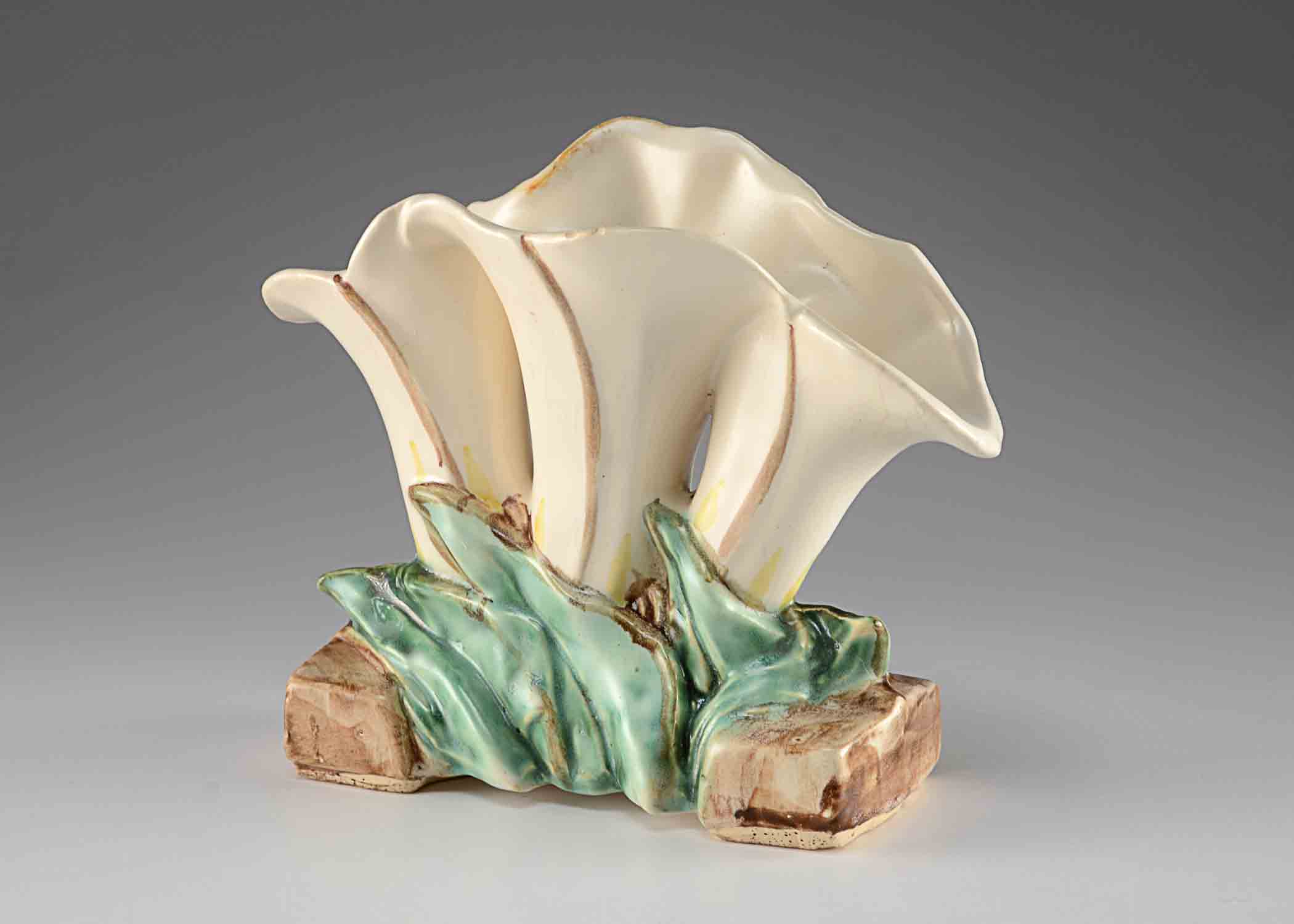 C 1940'S MCCOY ART POTTERY VASE TRIPLE CALLA LILY.