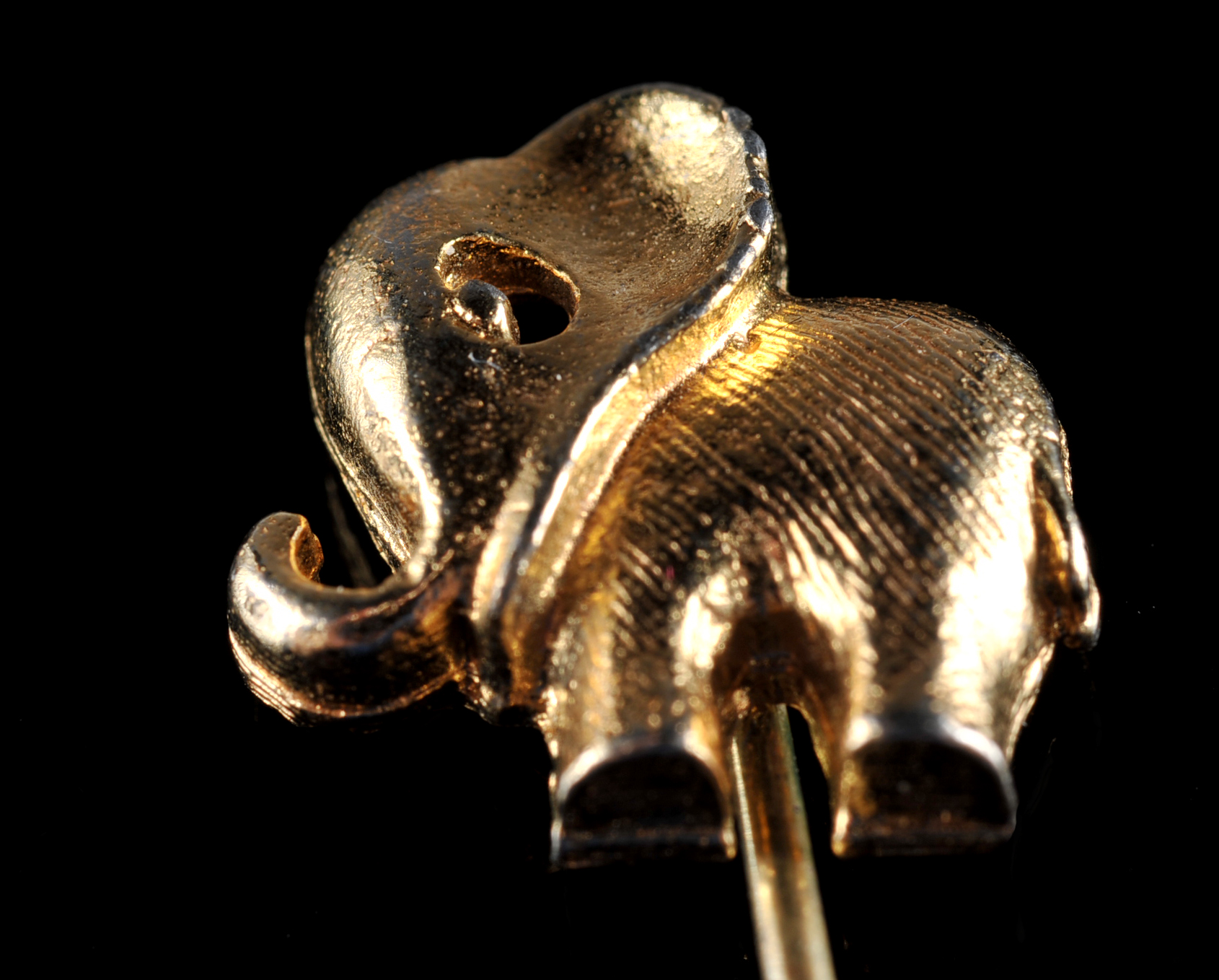 Gold Tone Elephant Stick Pin + 2 Presentation Chains